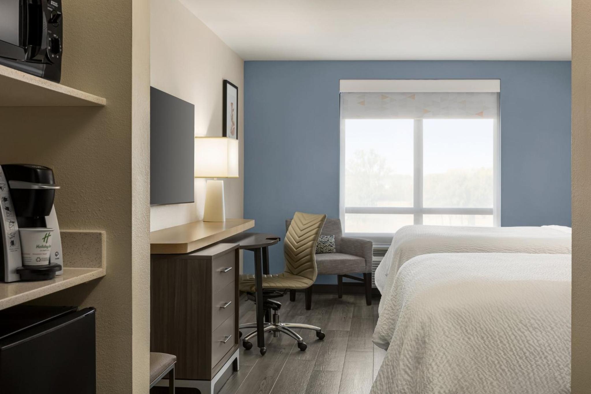 Standard Queen Room with Two Queen Beds - Photo 4