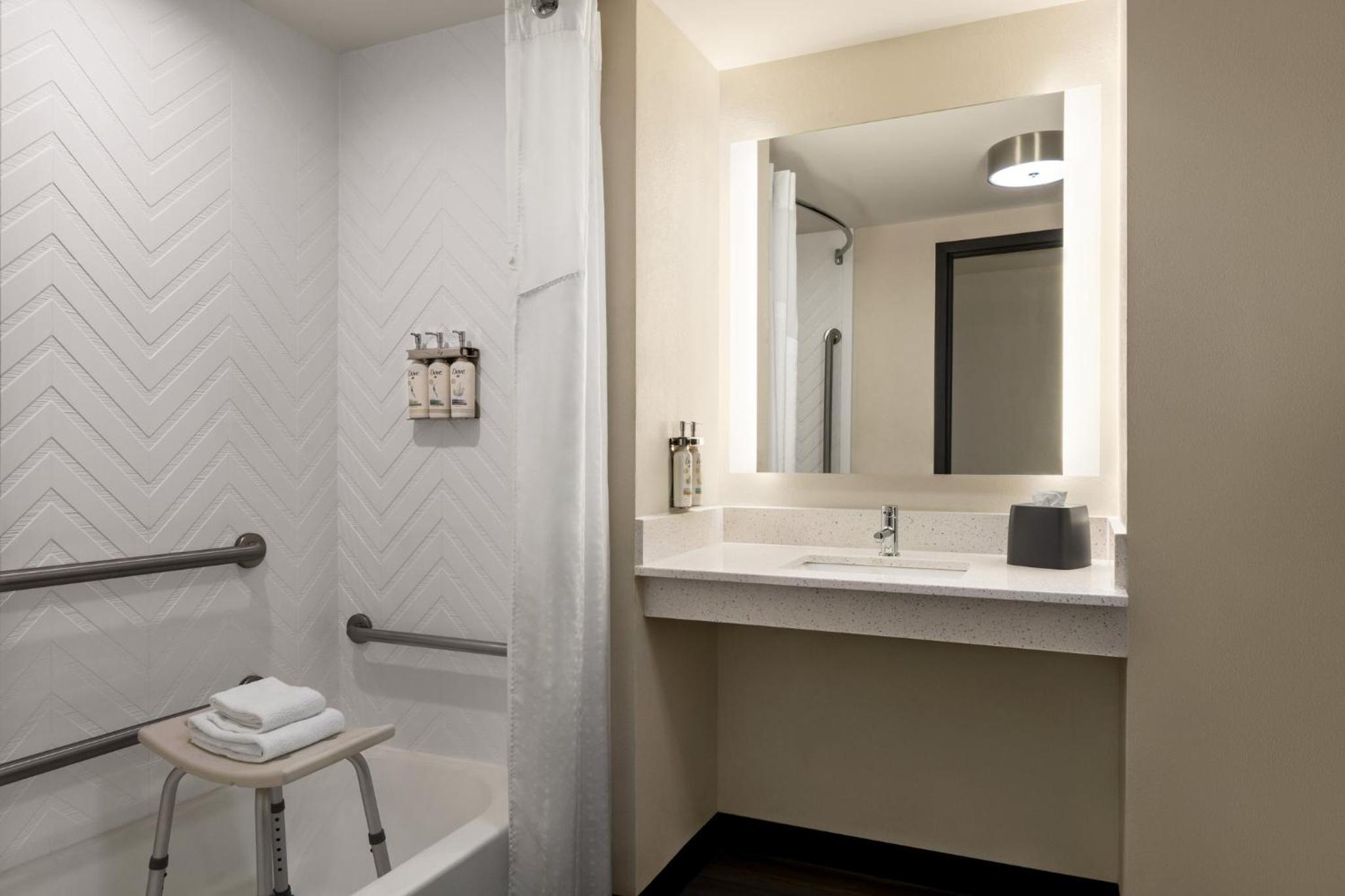 Standard Queen Room with Two Queen Beds and Mobility Accessible Tub - Photo 4