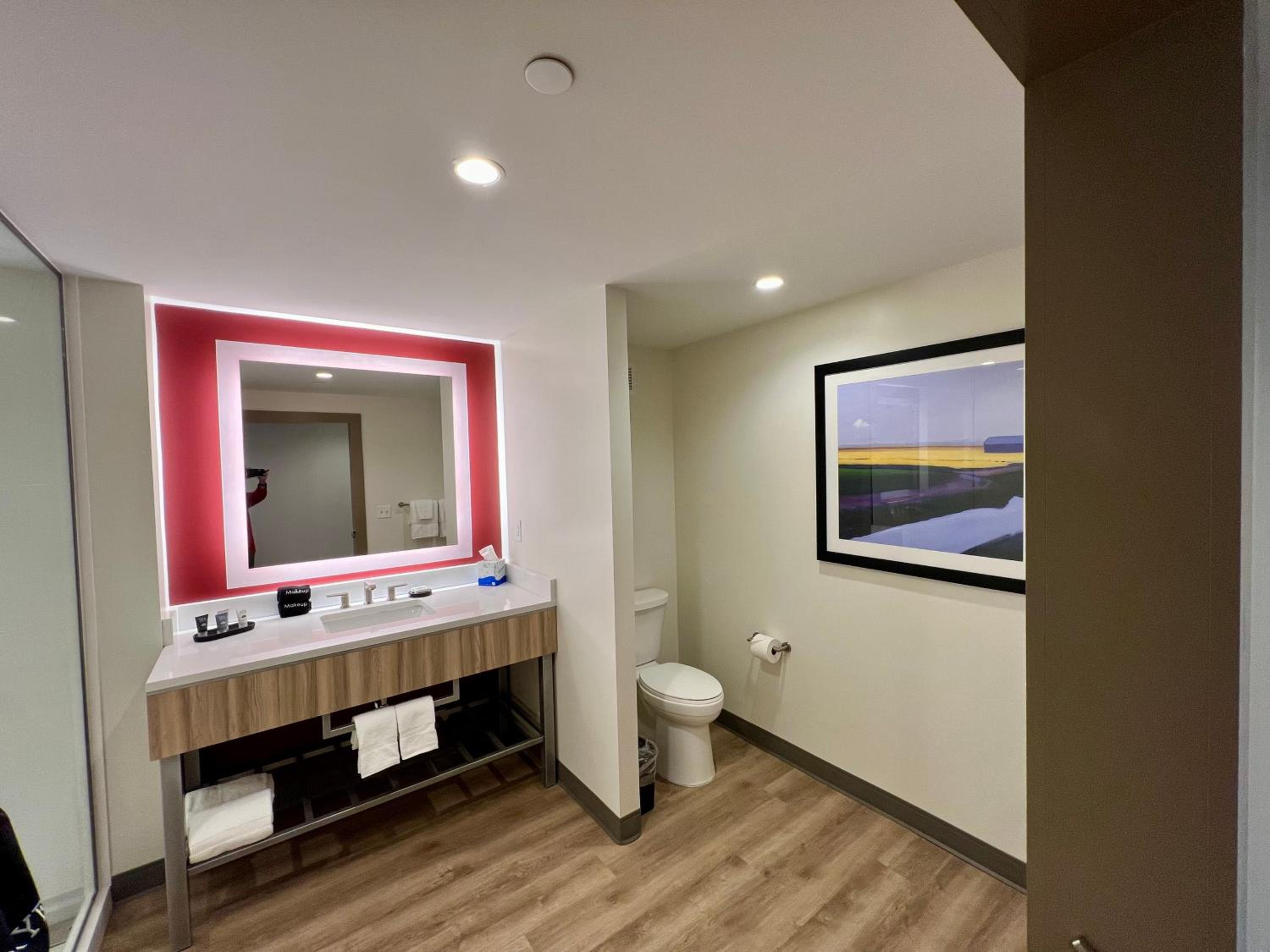 Standard King Room photo 3