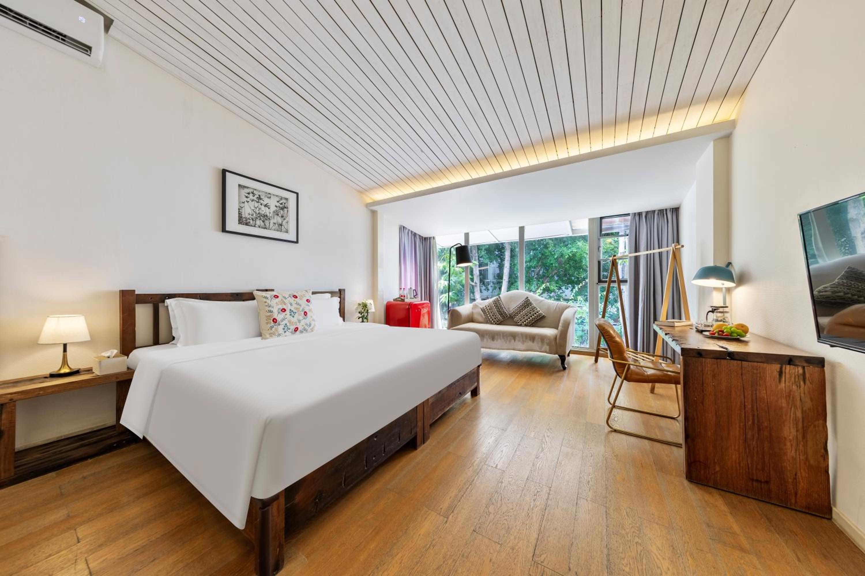 Queen Room with Garden View