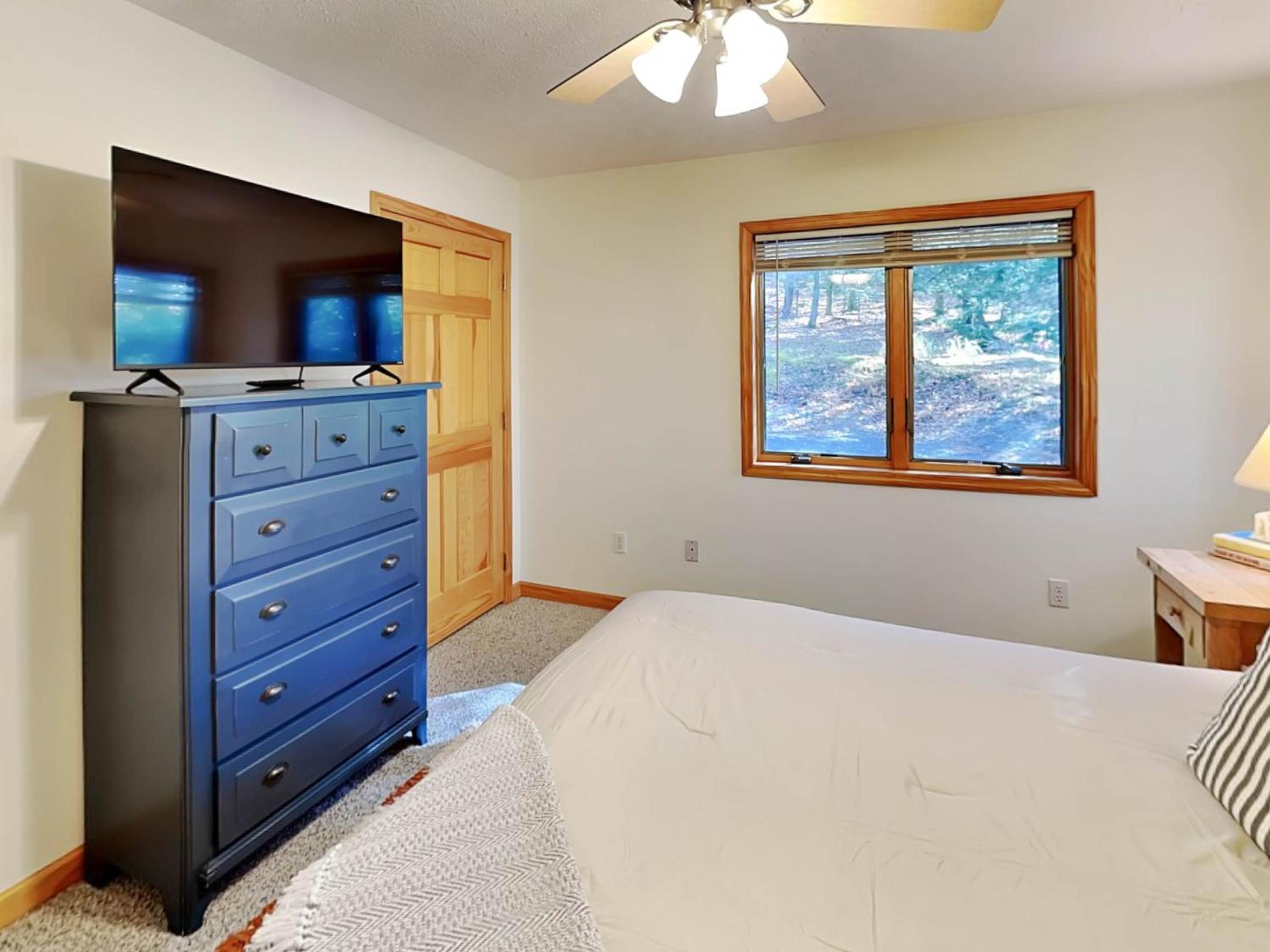 Six-Bedroom House photo 3