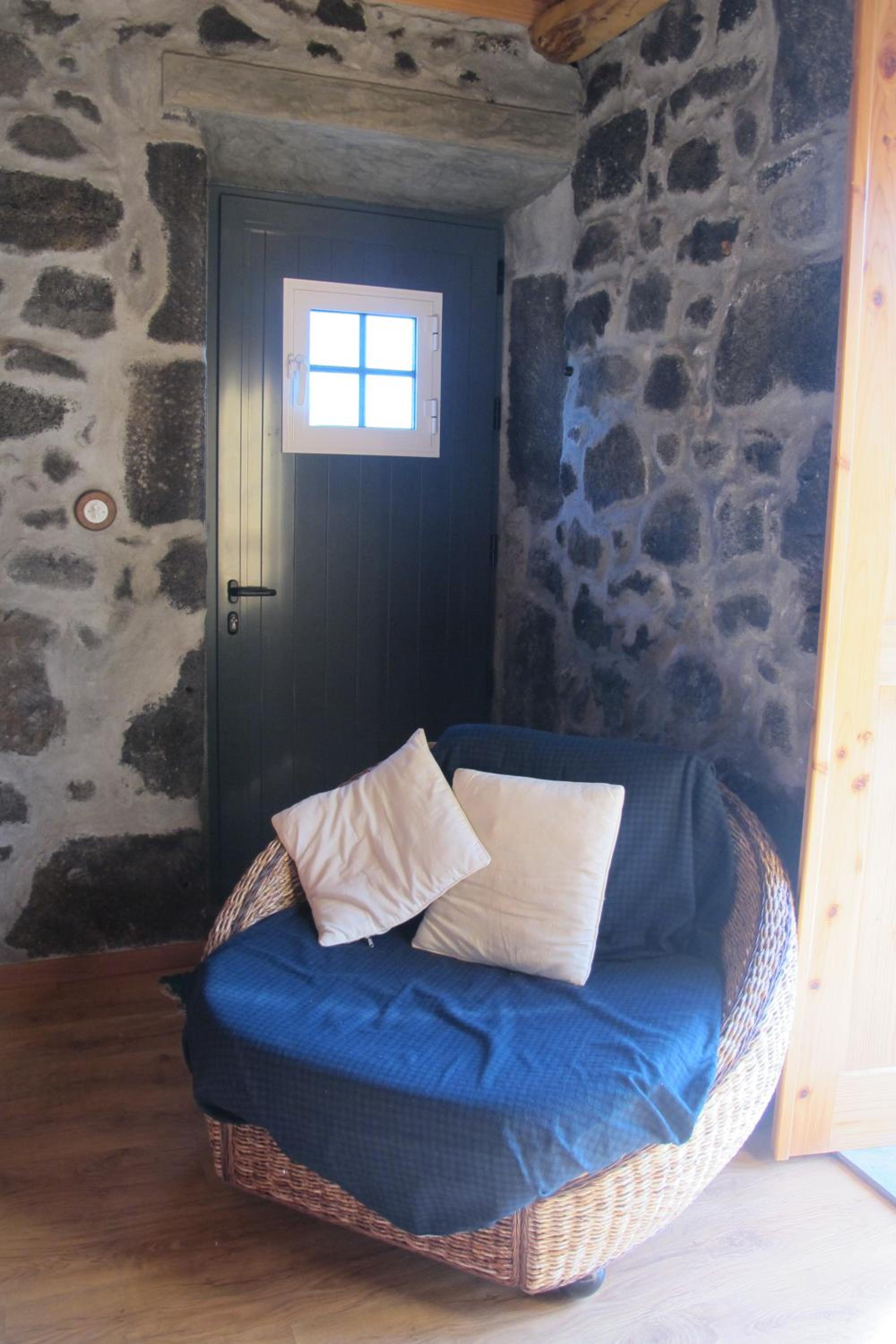 Family Room with Shared Bathroom photo 3
