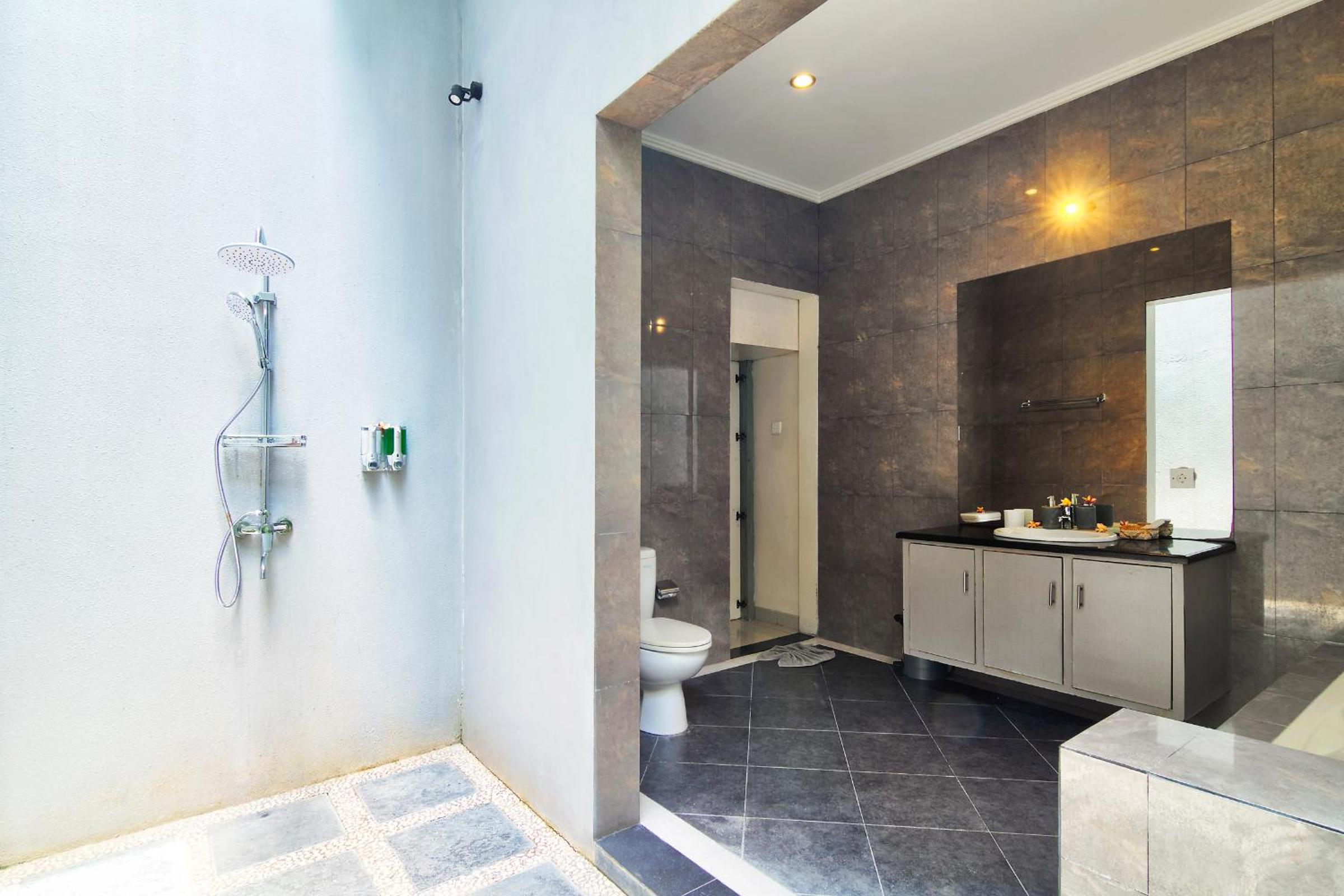 Three-Bedroom Villa photo 3