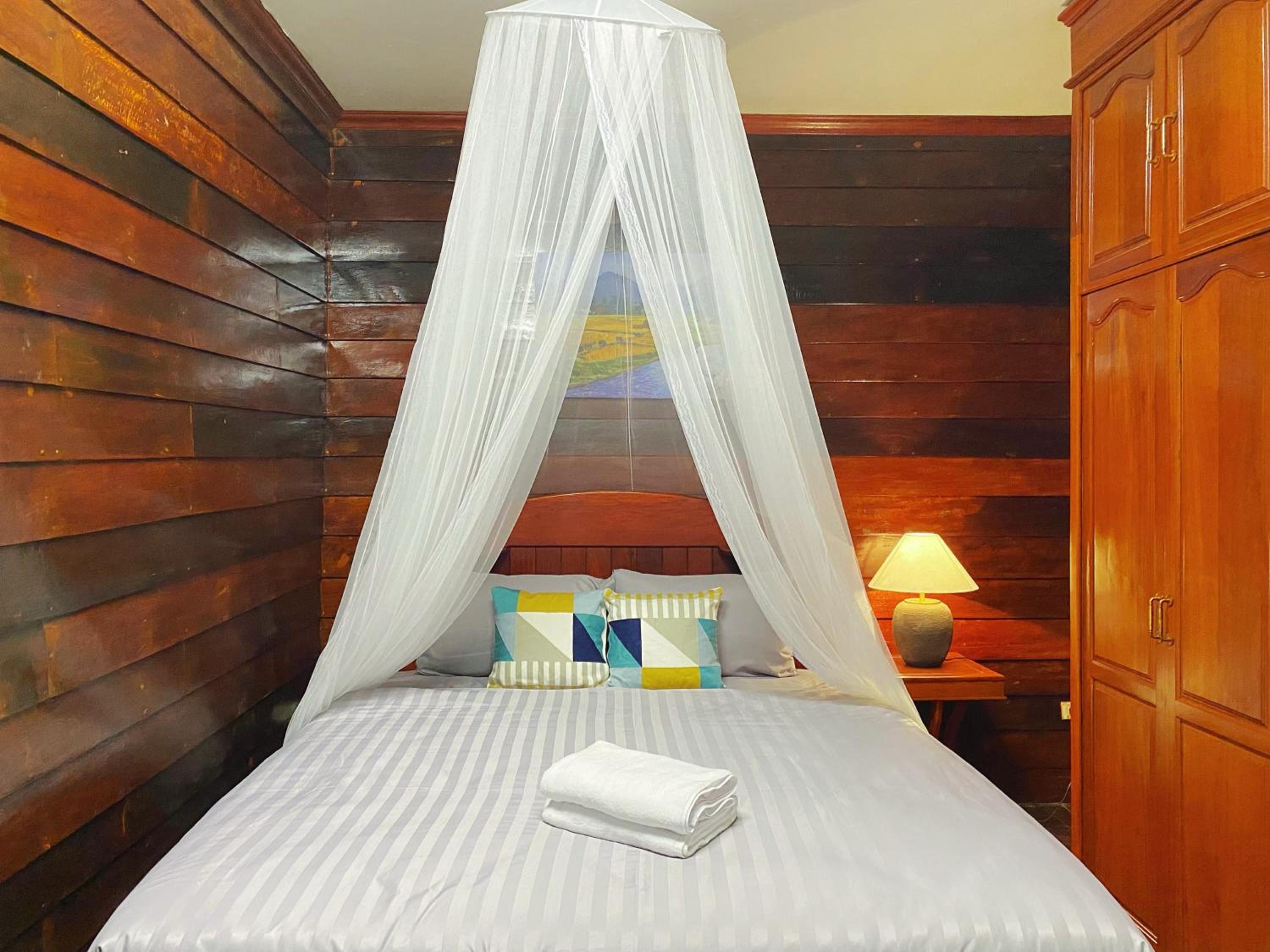 Deluxe King Suite photo 1
