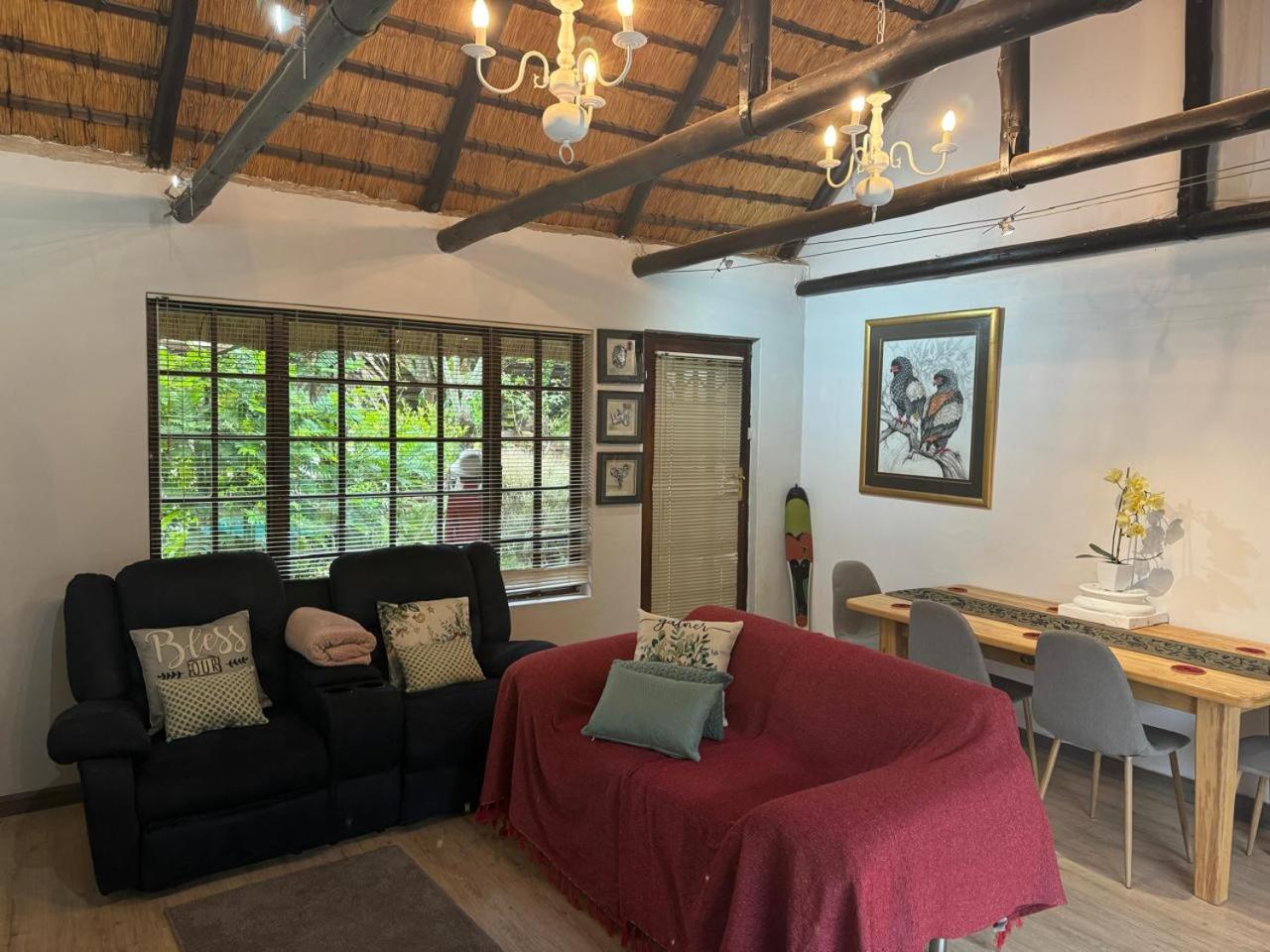 Two-Bedroom Apartment with Pool View photo 2