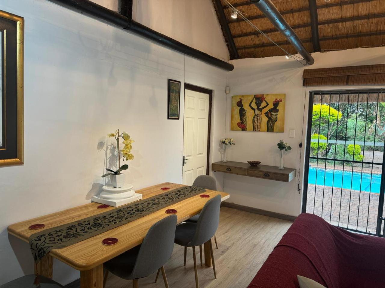 Two-Bedroom Apartment with Pool View photo 3