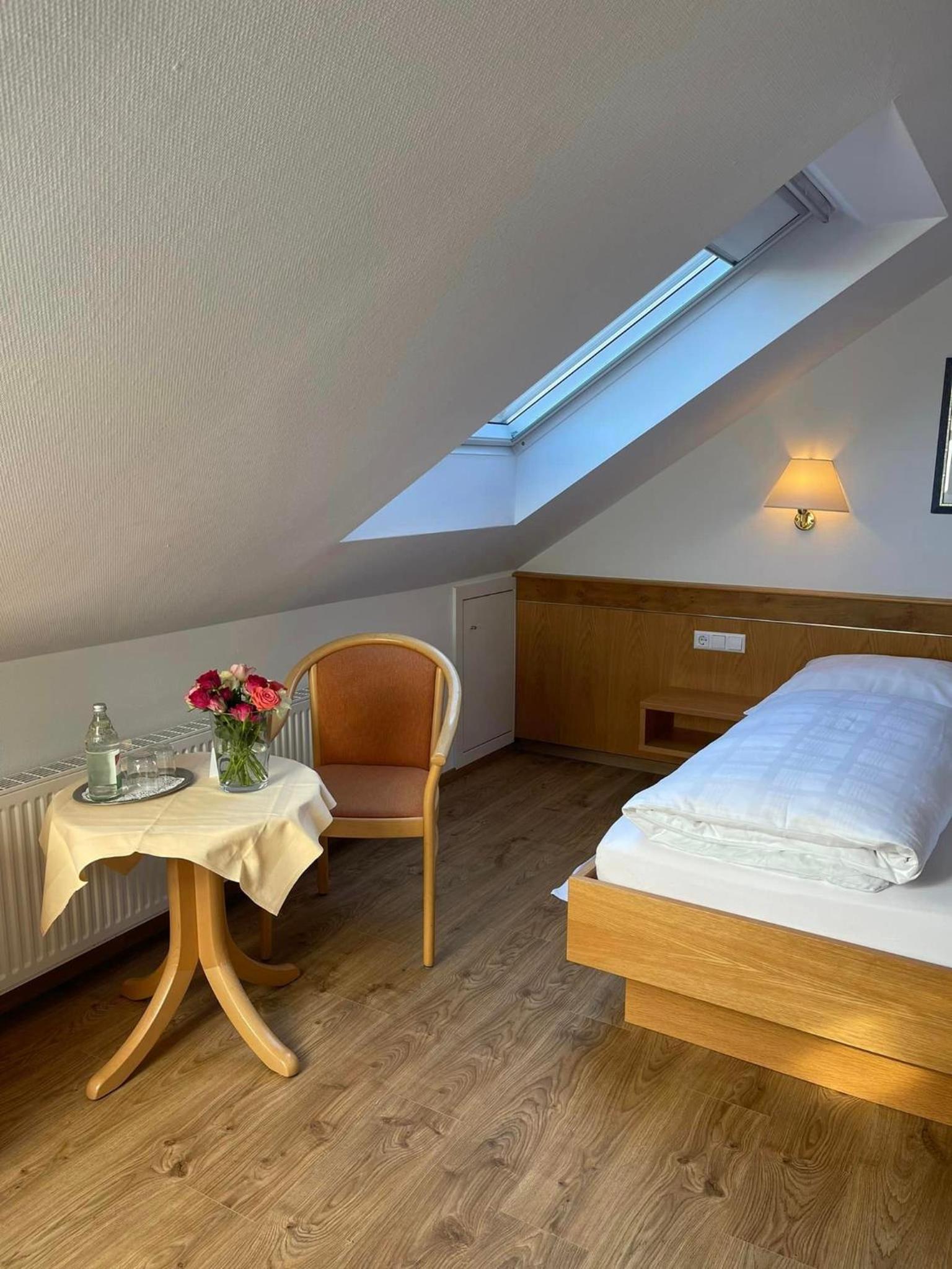 Standard Double or Twin Room - Photo 12