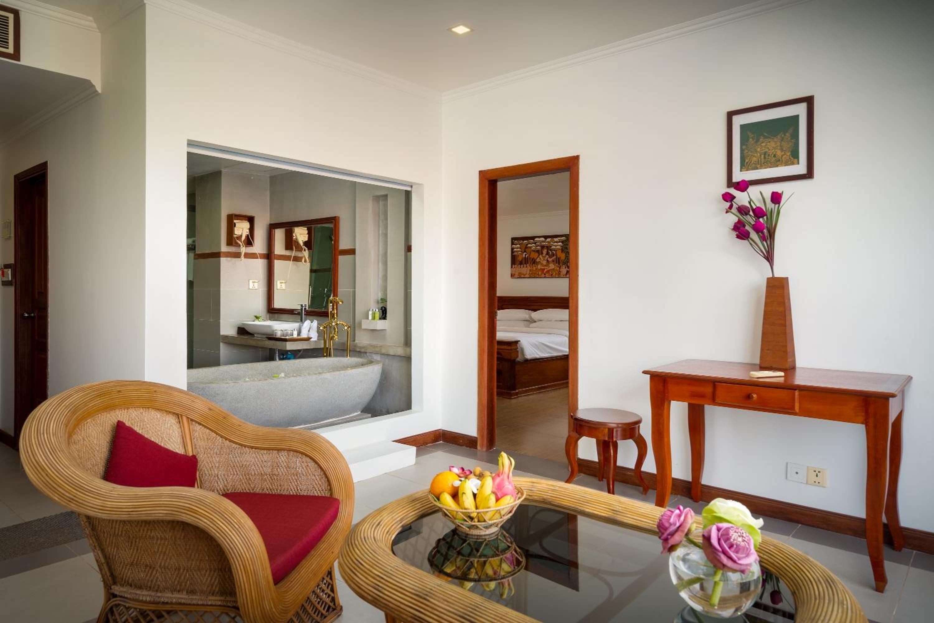 Suite With Pool View - Photo 4