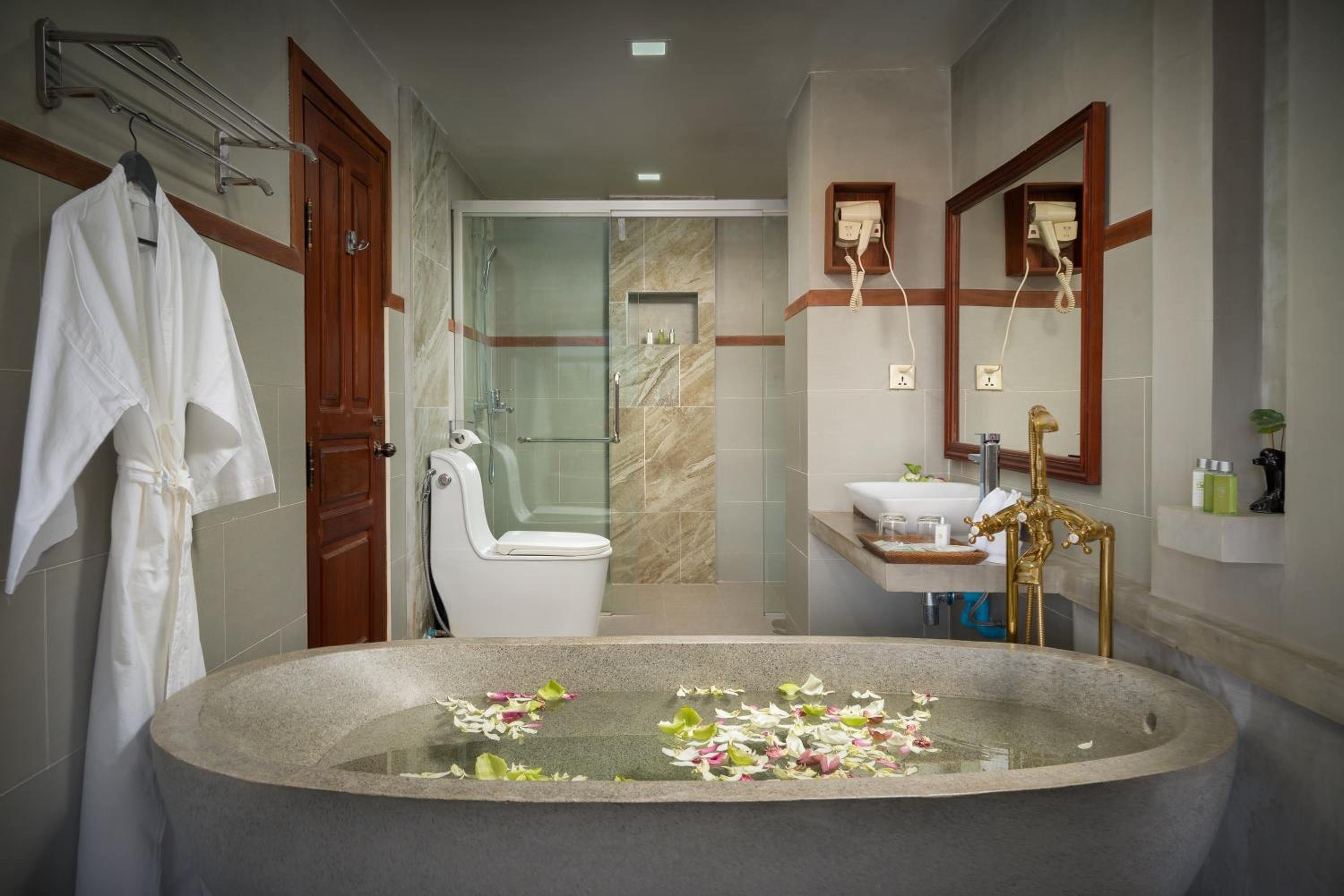 Suite With Pool View - Photo 7