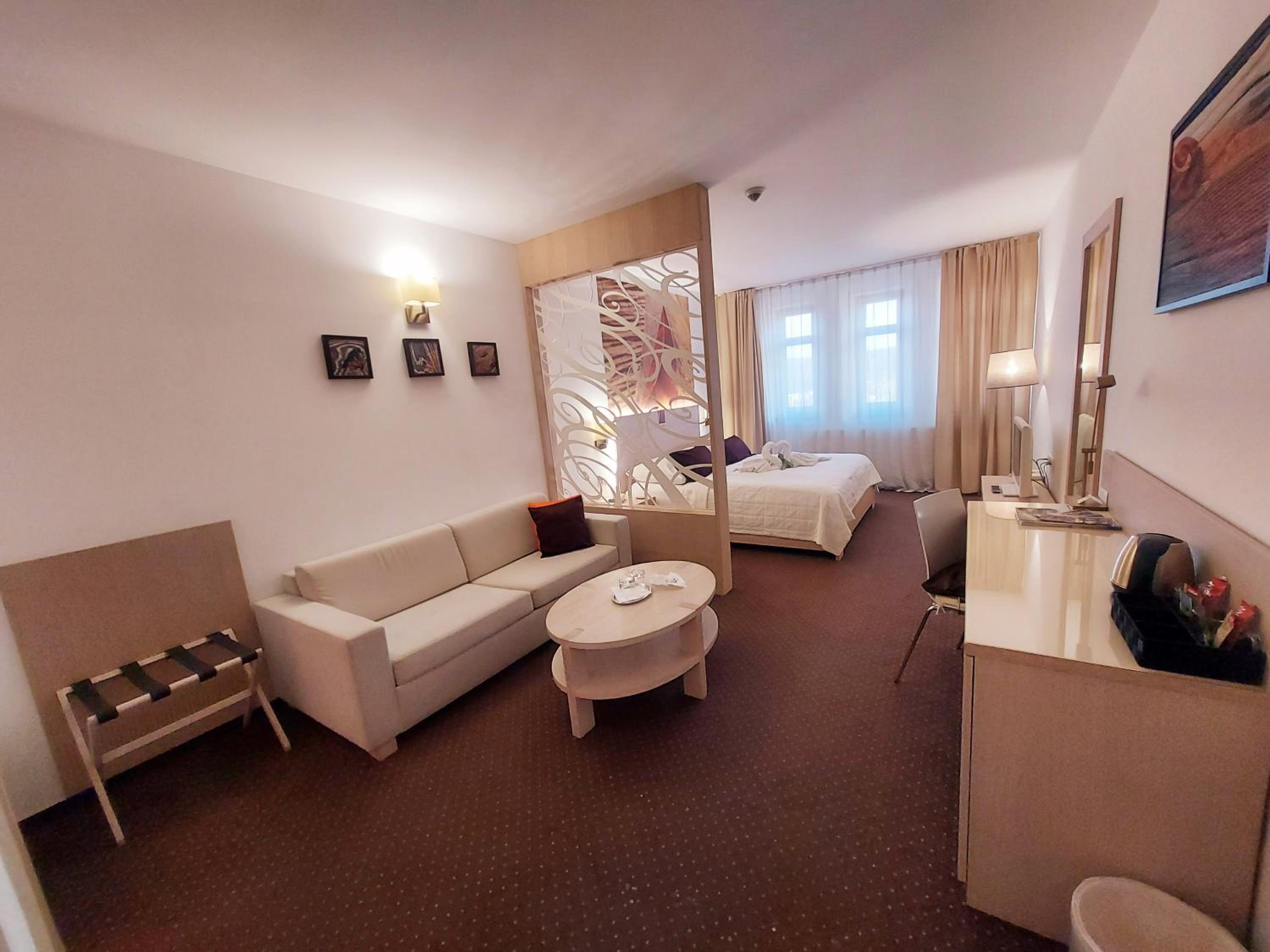 Deluxe Double Room with Bath - Photo 2