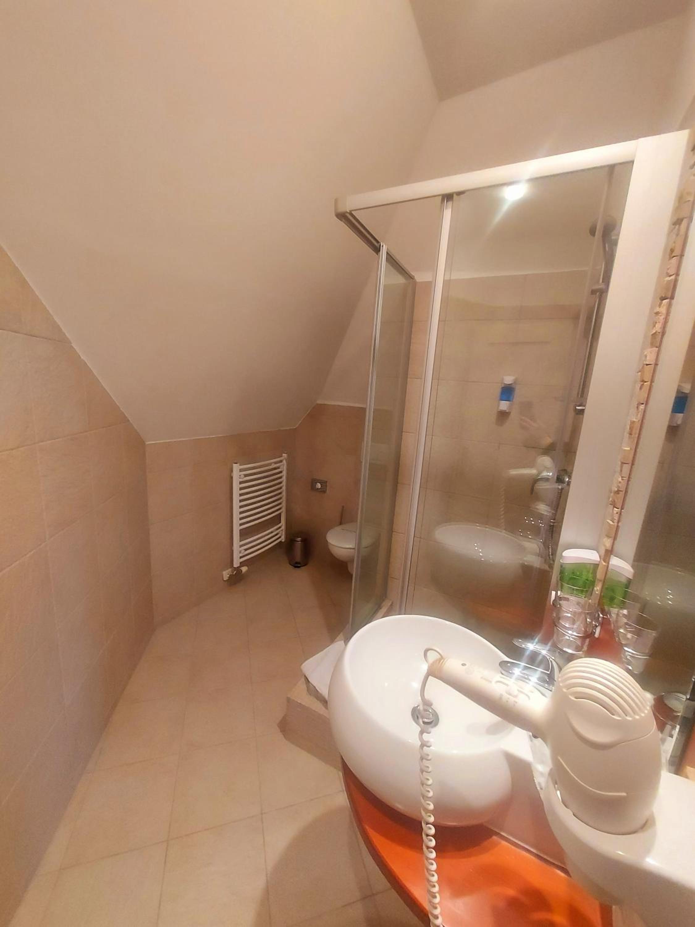 Deluxe Double Room with Bath - Photo 5