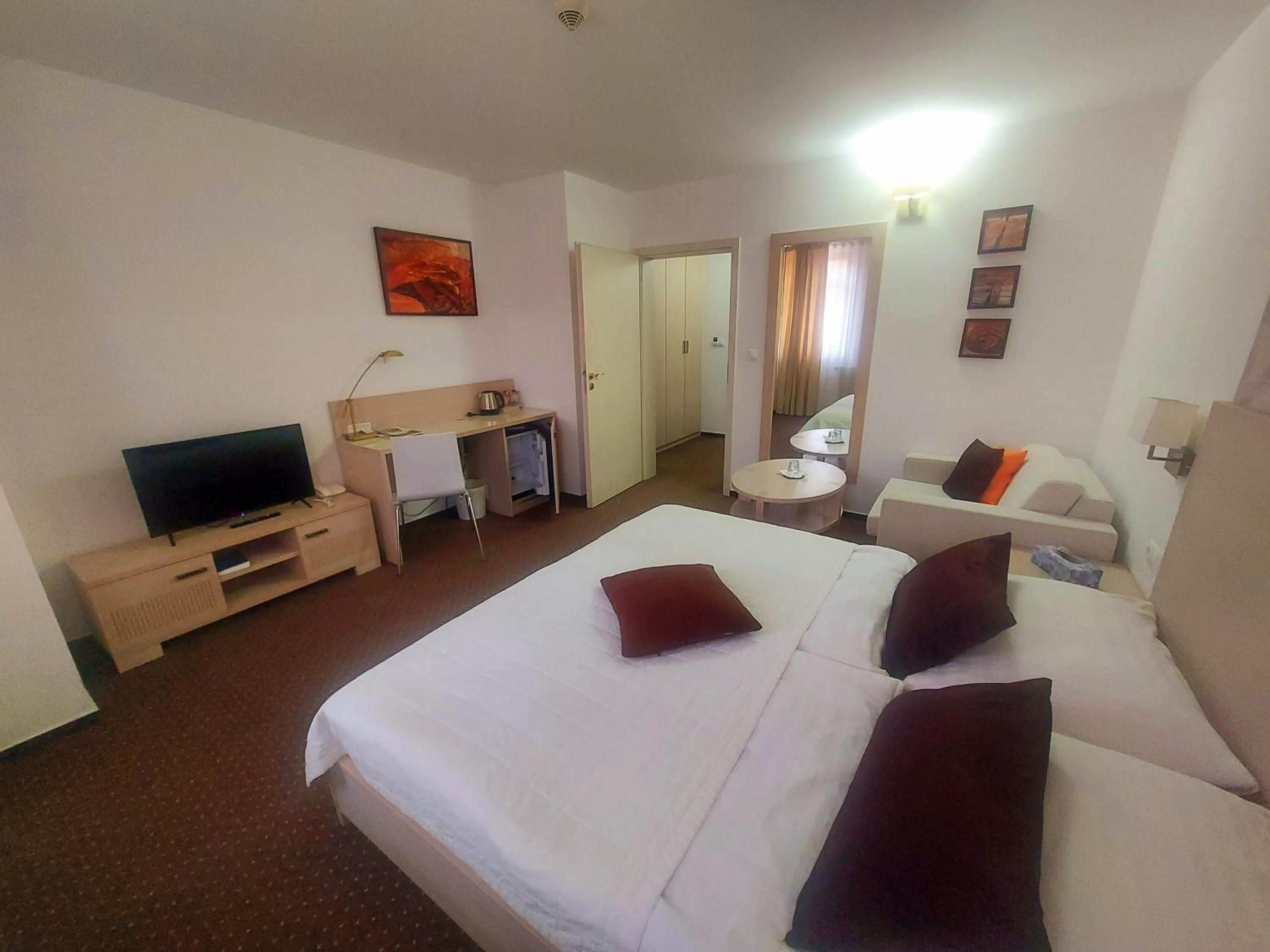 Standard Double Room - Photo 3