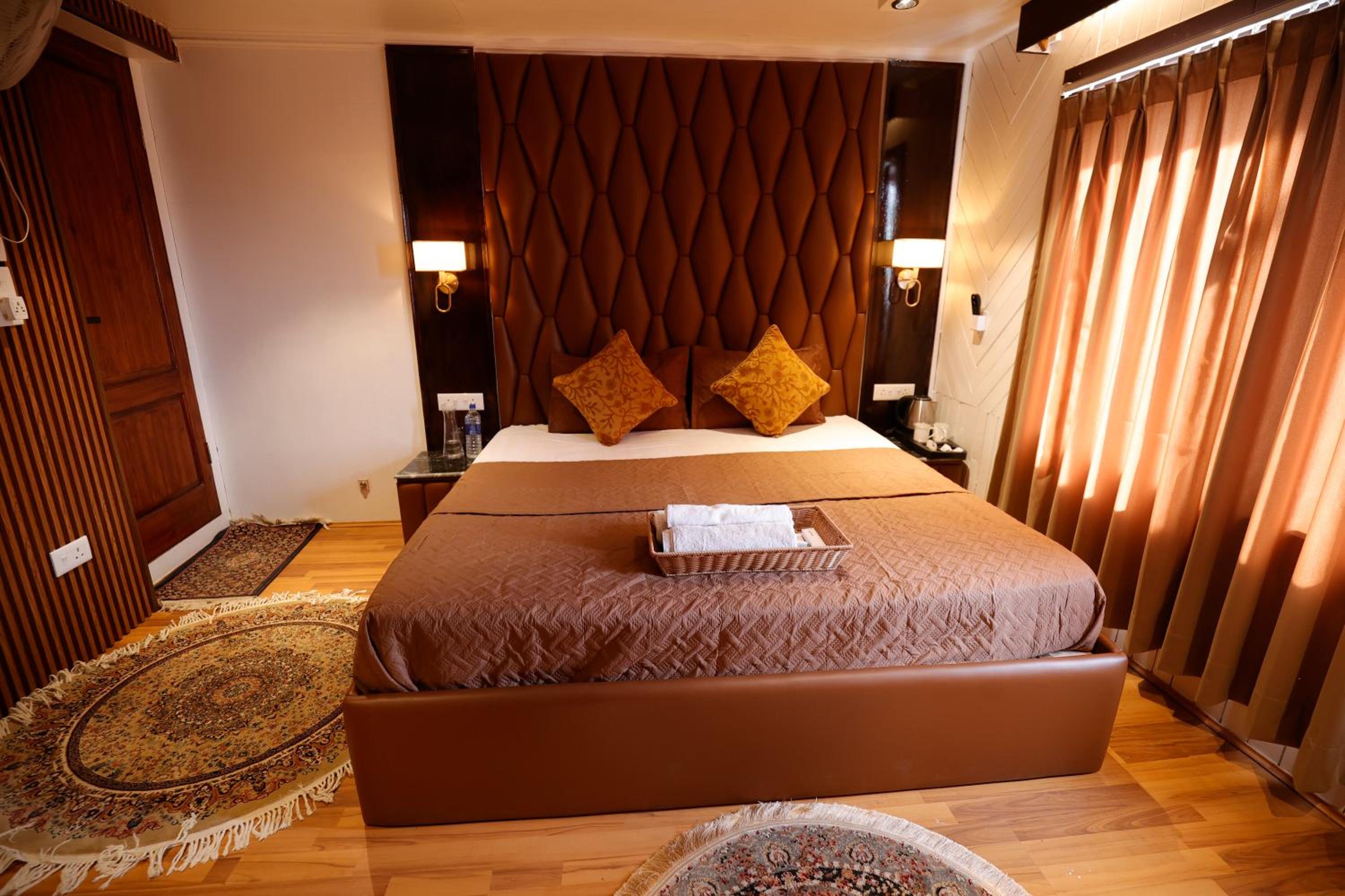 Deluxe Room - Photo 8