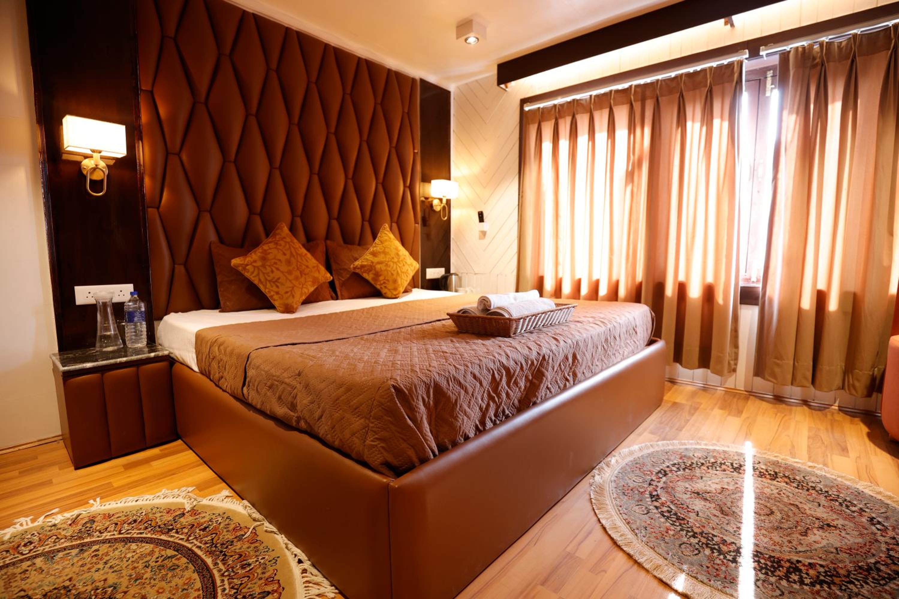 Deluxe Room - Photo 5