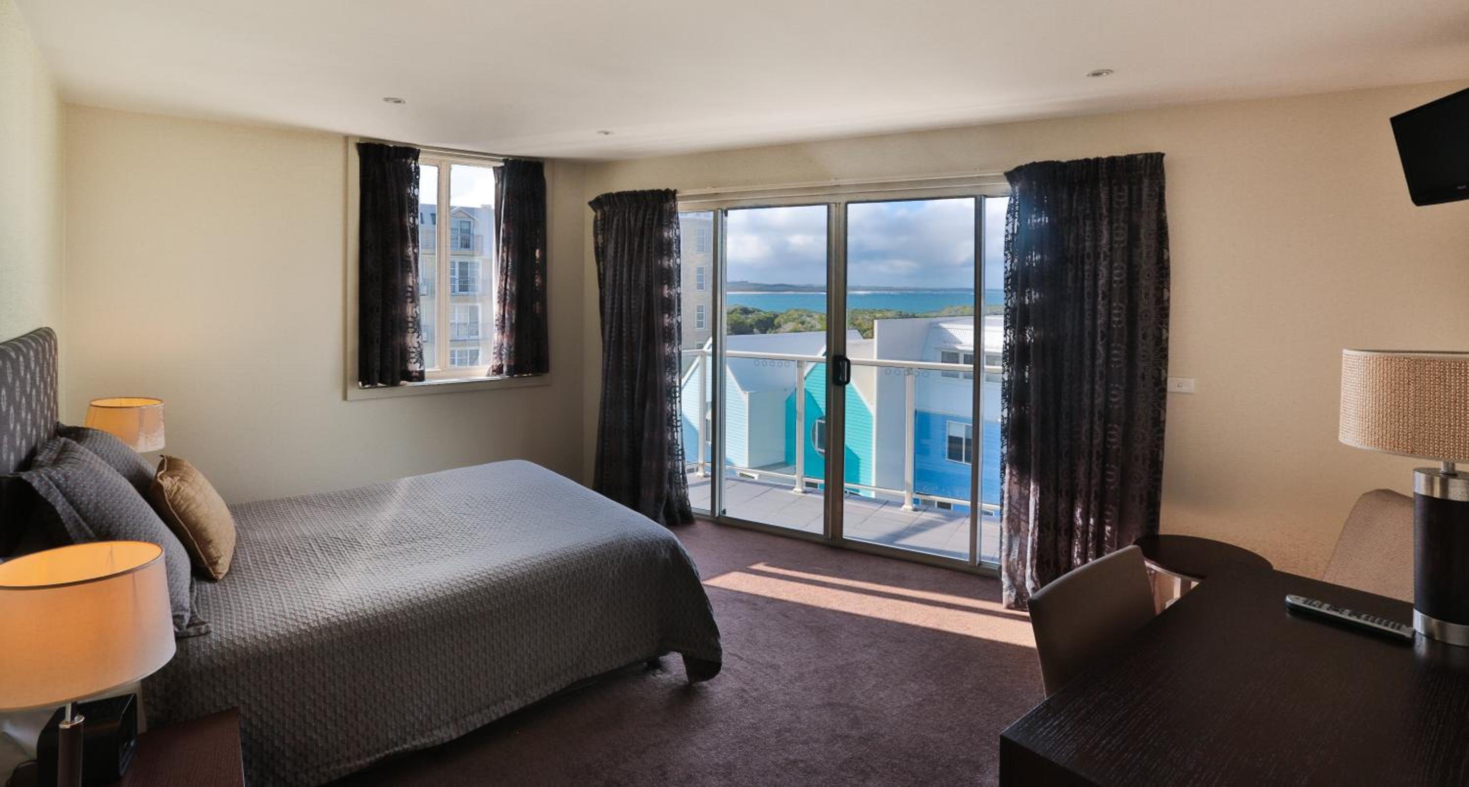 Luxury Three-Bedroom Apartment with Spa Bath photo 3