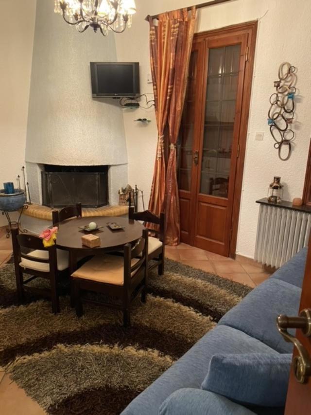 One-Bedroom Apartment With Balcony And Mountain View   photo 2