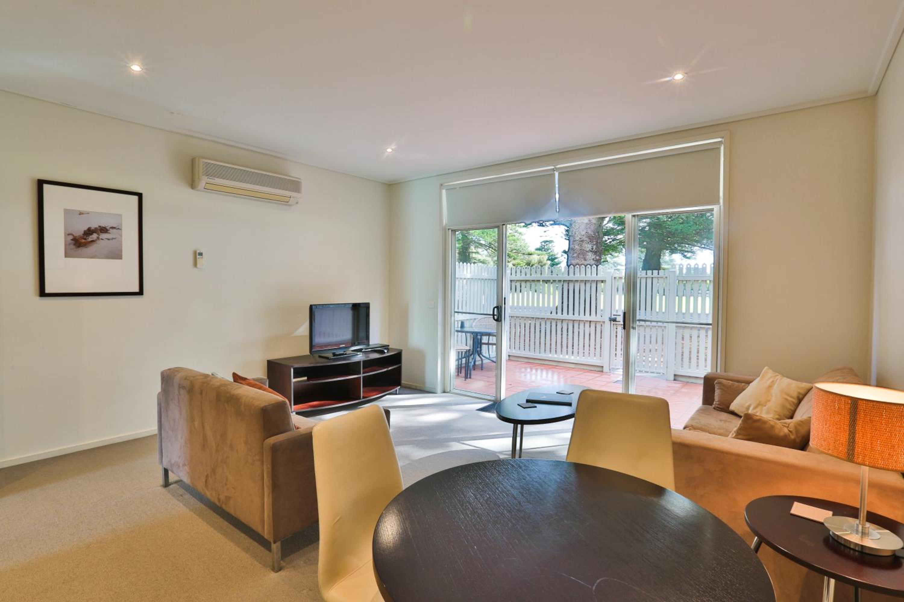 One-Bedroom Apartment - Ground Floor photo 2