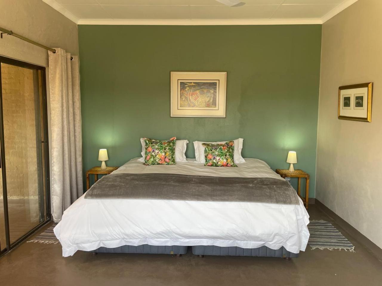Studio Apartment with King Bed photo 1