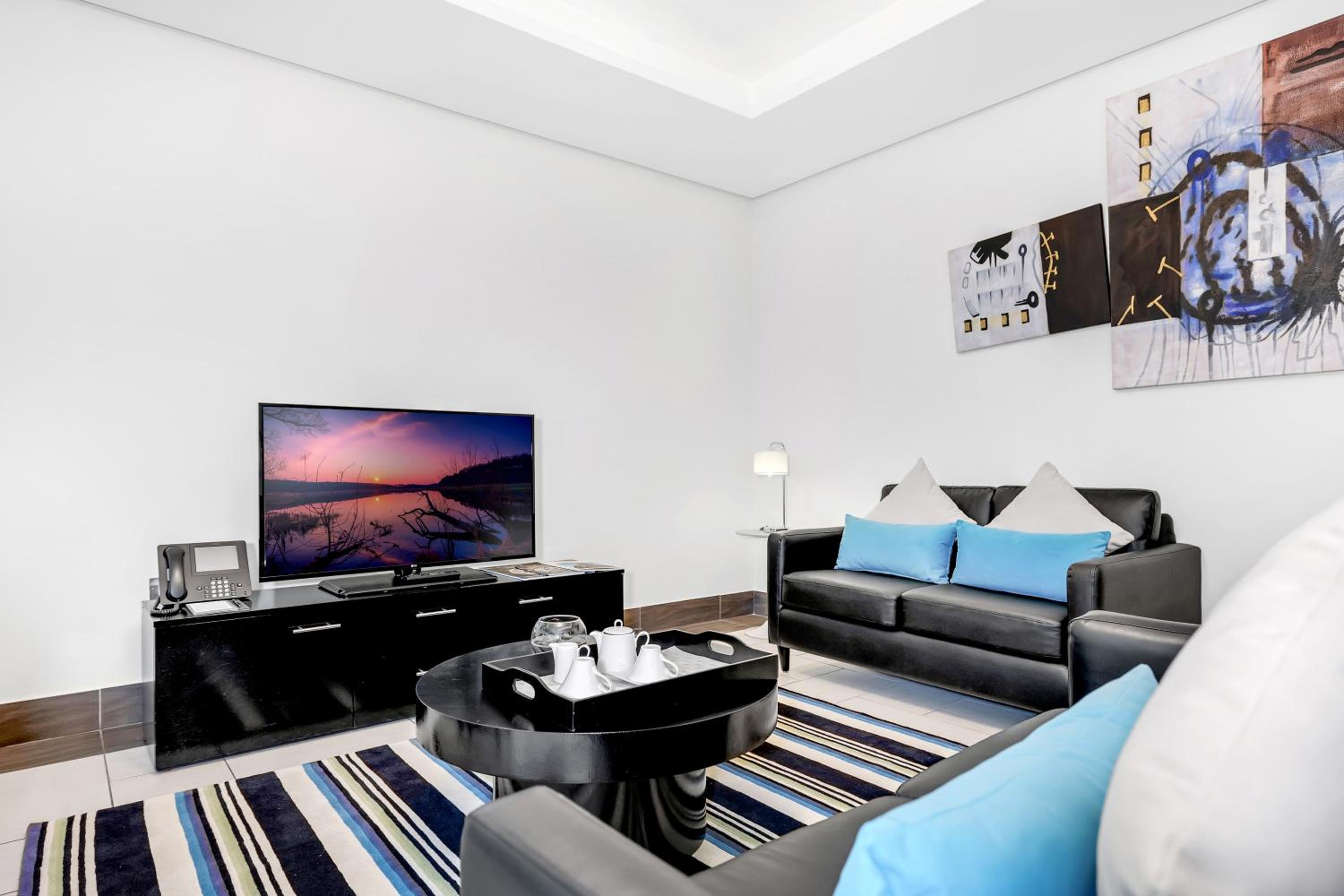 Superior One-Bedroom Suite - Photo 10