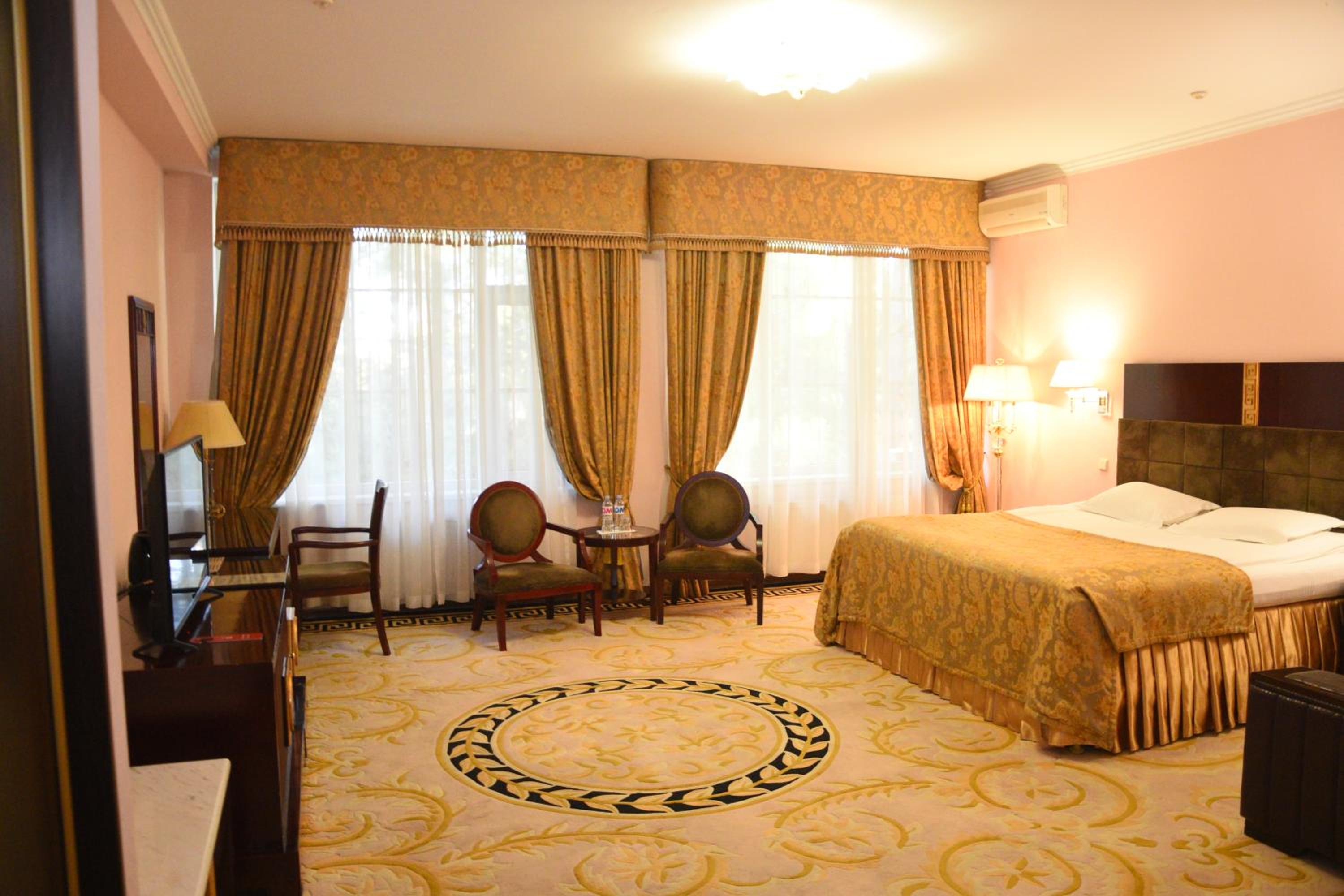 Suite - Photo 1