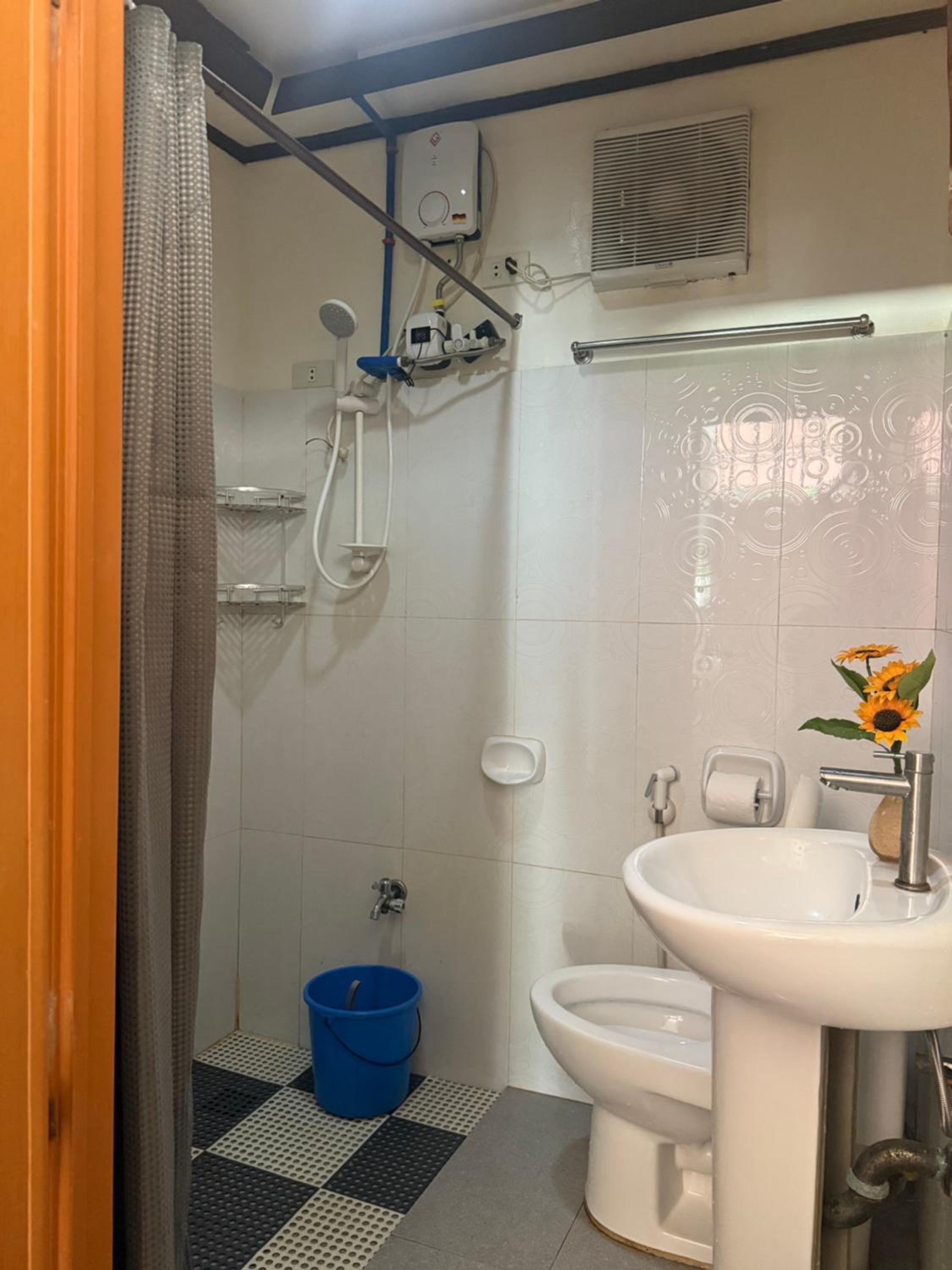 Family Room with Bathroom photo 3