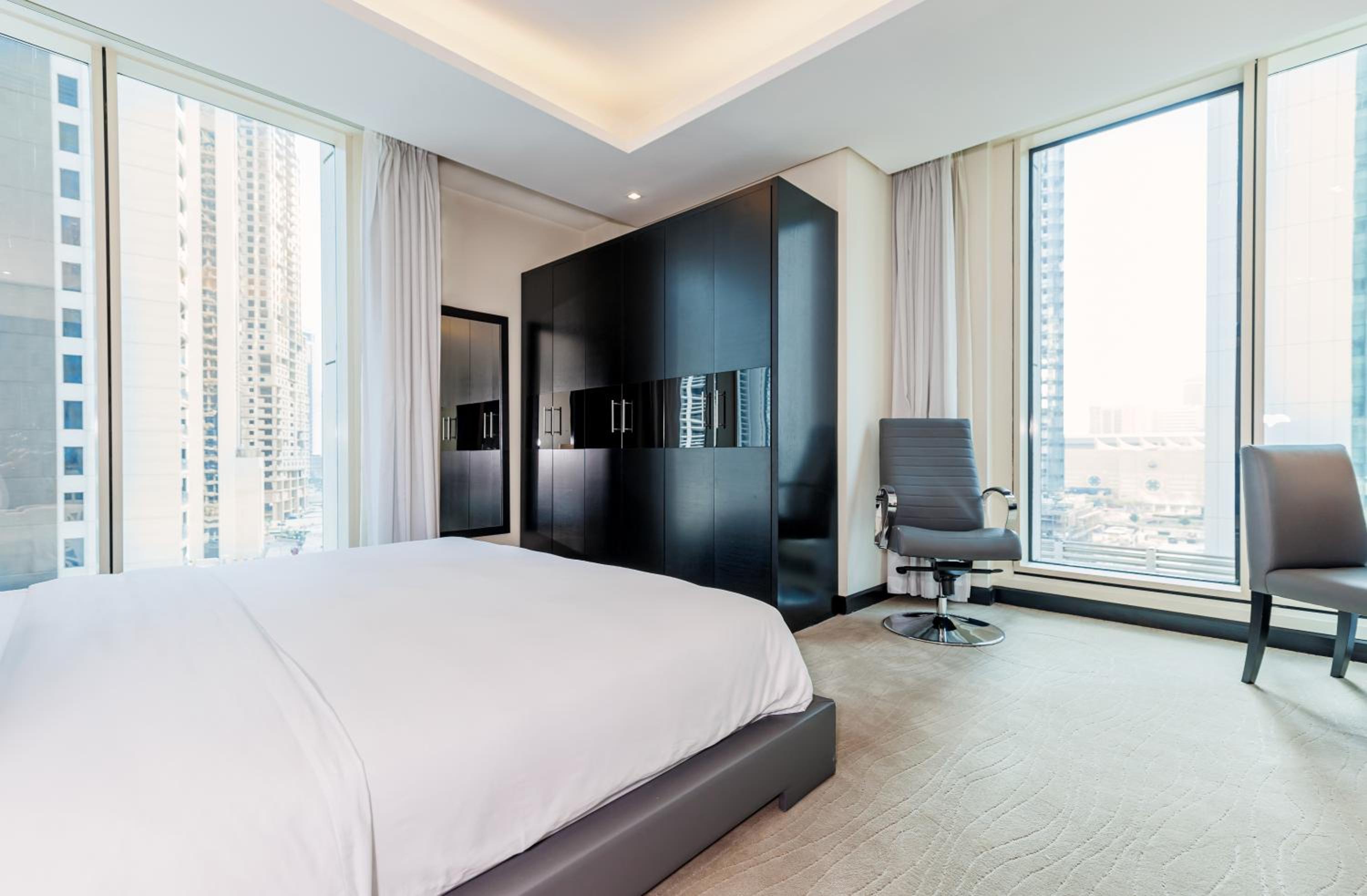Deluxe One-Bedroom Suite - Photo 7