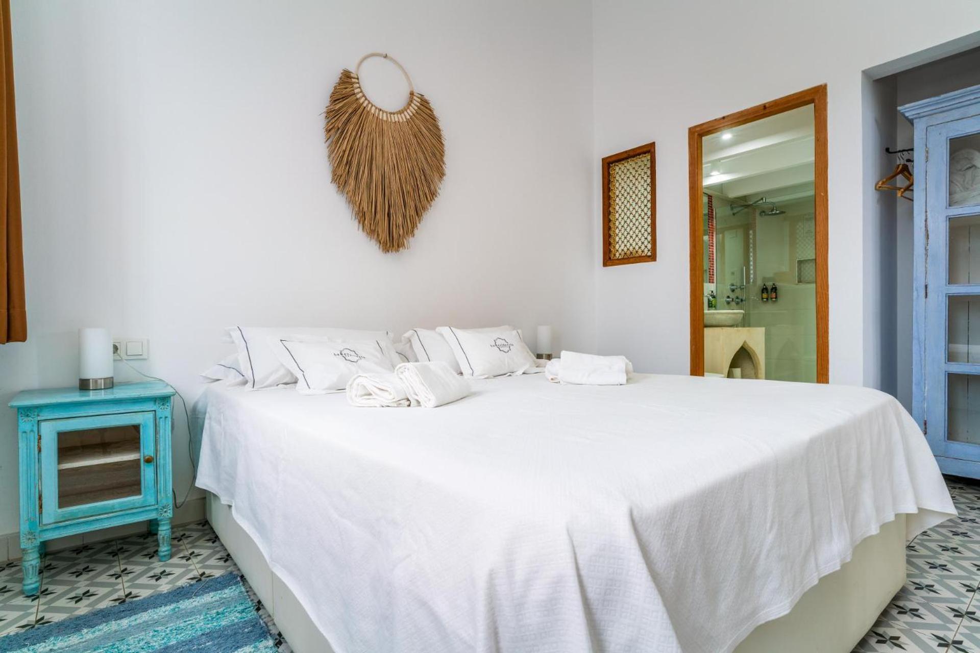 Apartamento de una habitación con porche y jardín.