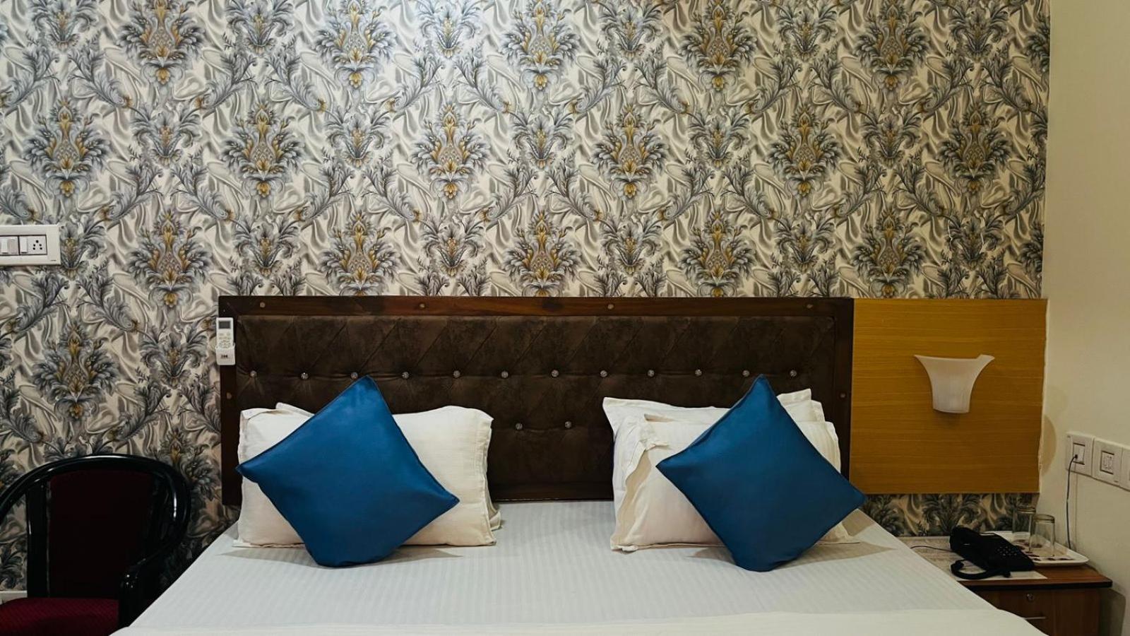 Deluxe Room (2 Adults + 1 Child)