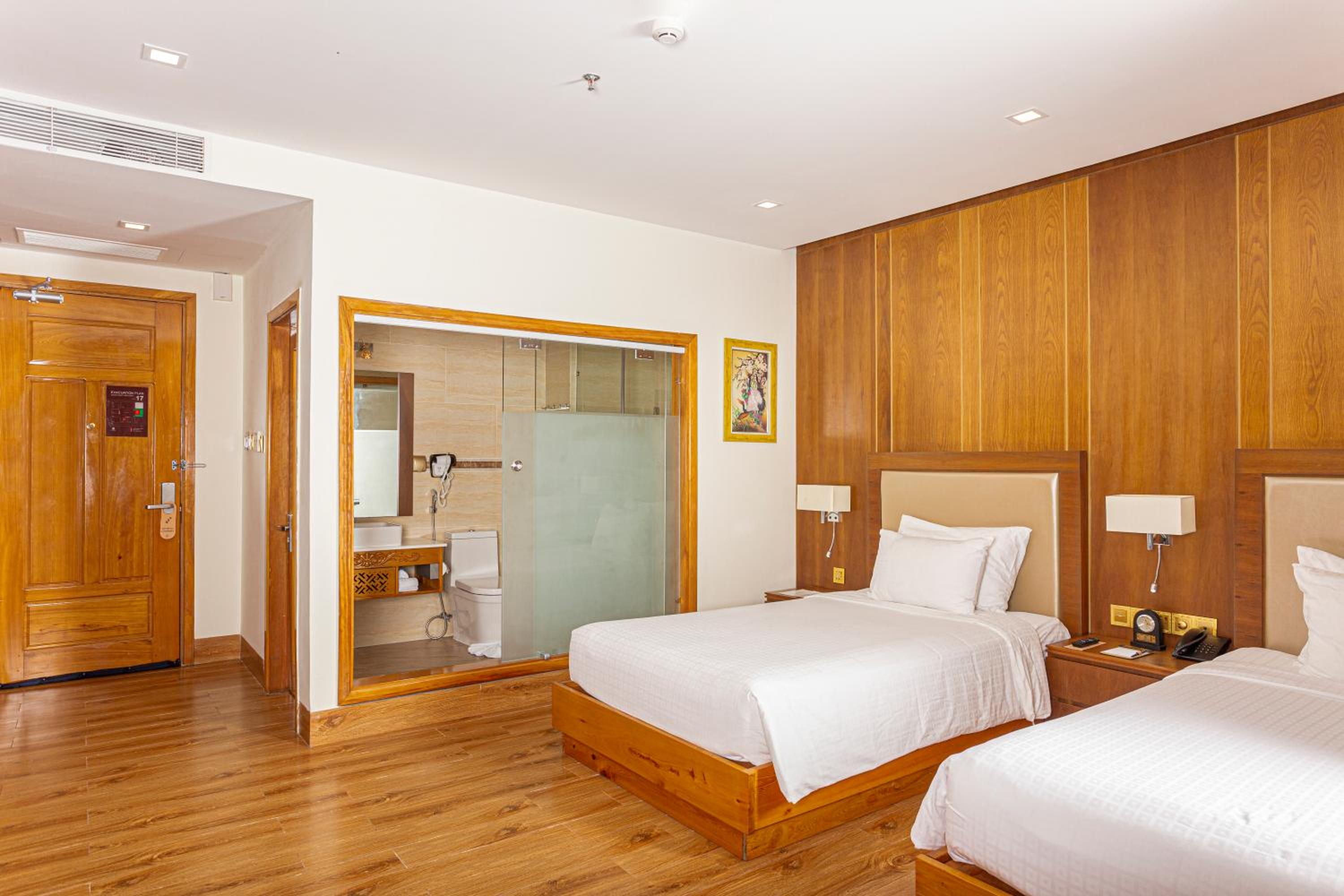 Deluxe Twin with Partial Sea View photo 3