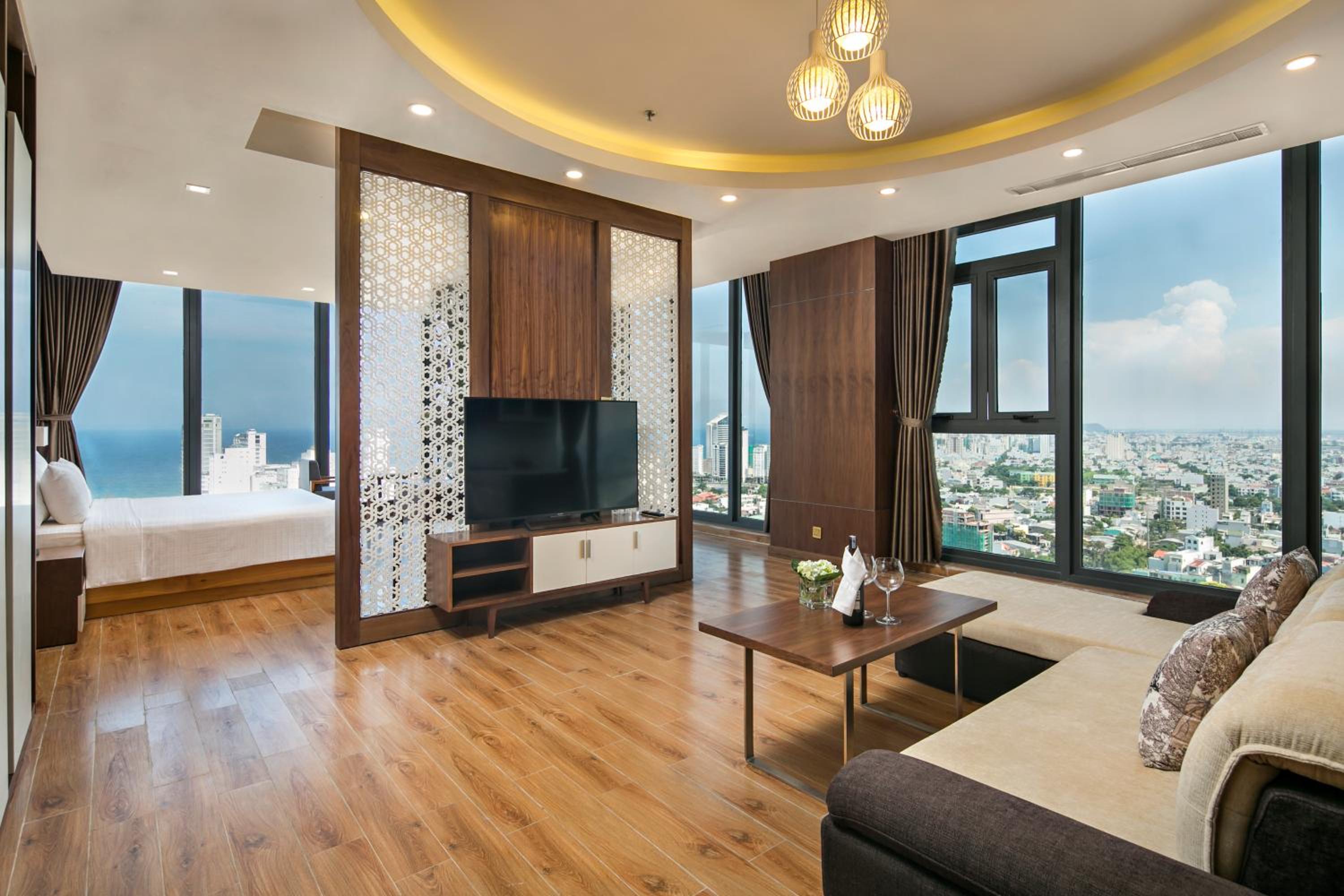 Signature Suite Partial Sea View with Bathtub - Complimentary Welcome Fruit photo 2