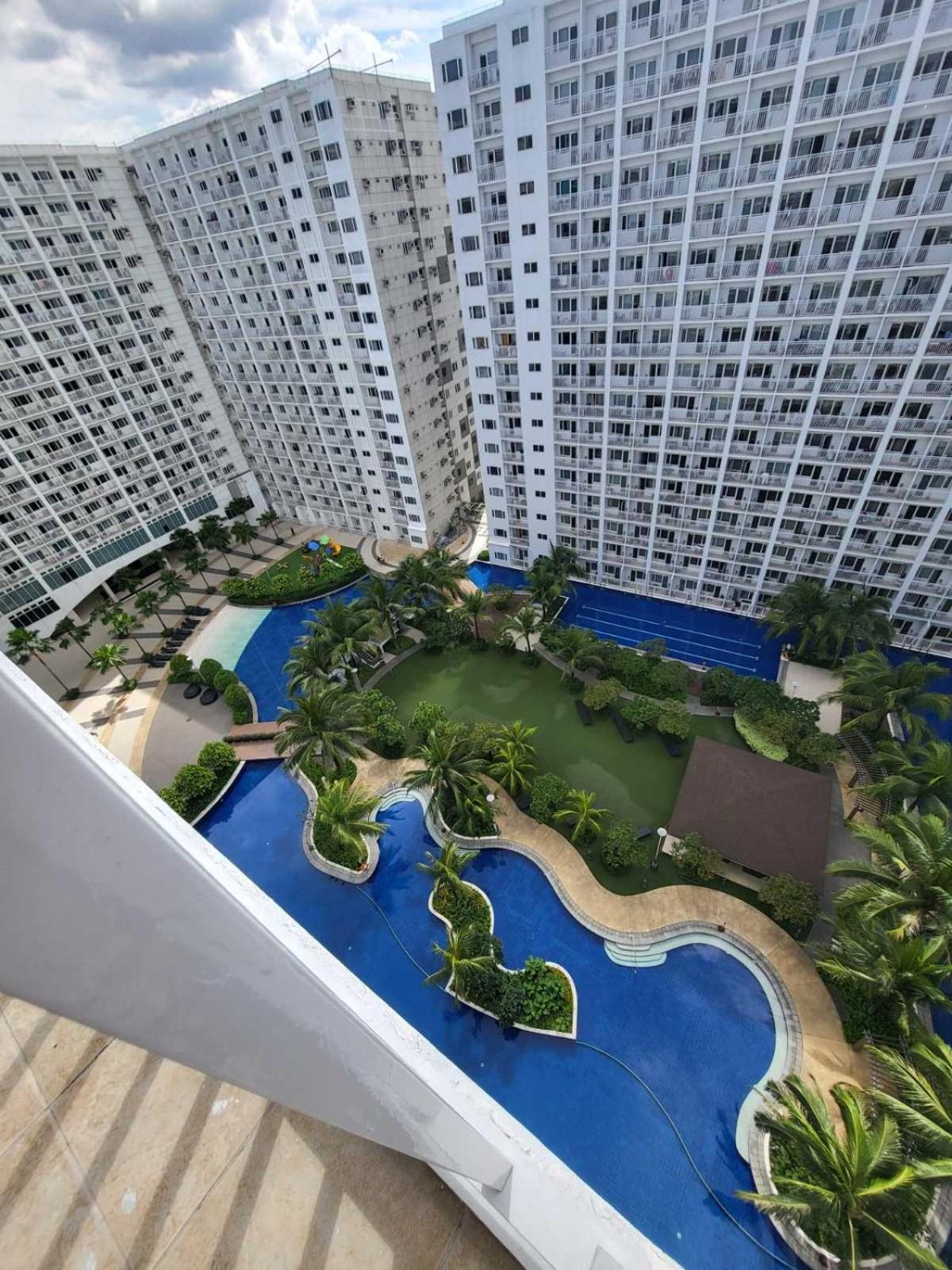 One-Bedroom Apartment with Pool View