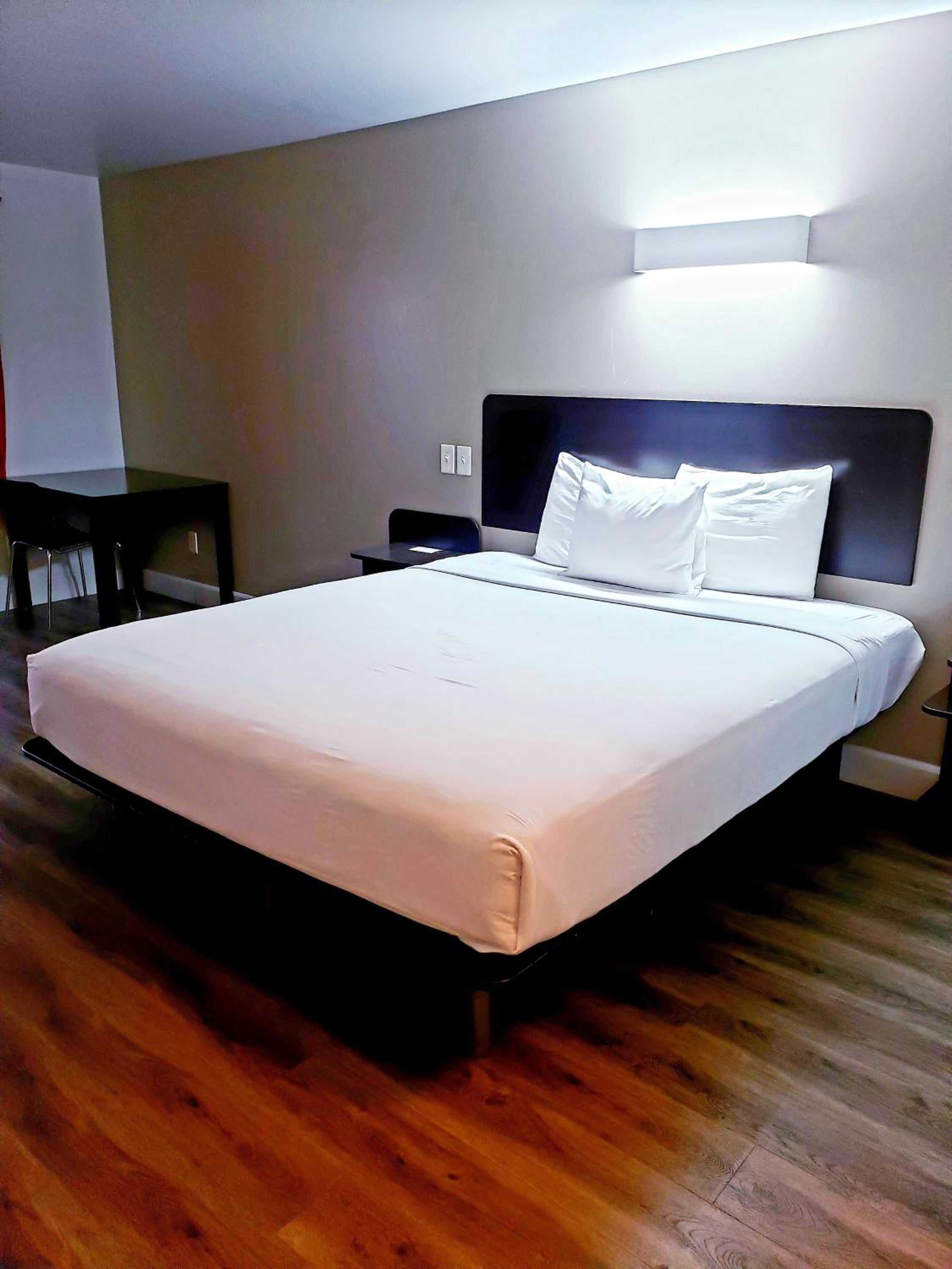 King Room - Non-Smoking - Photo 1