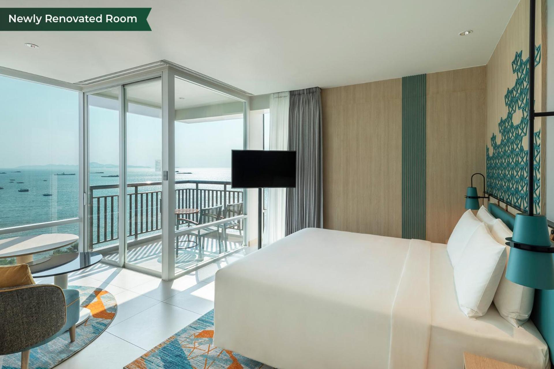 Premium King Room with Pattaya Beach view and Bay Tower