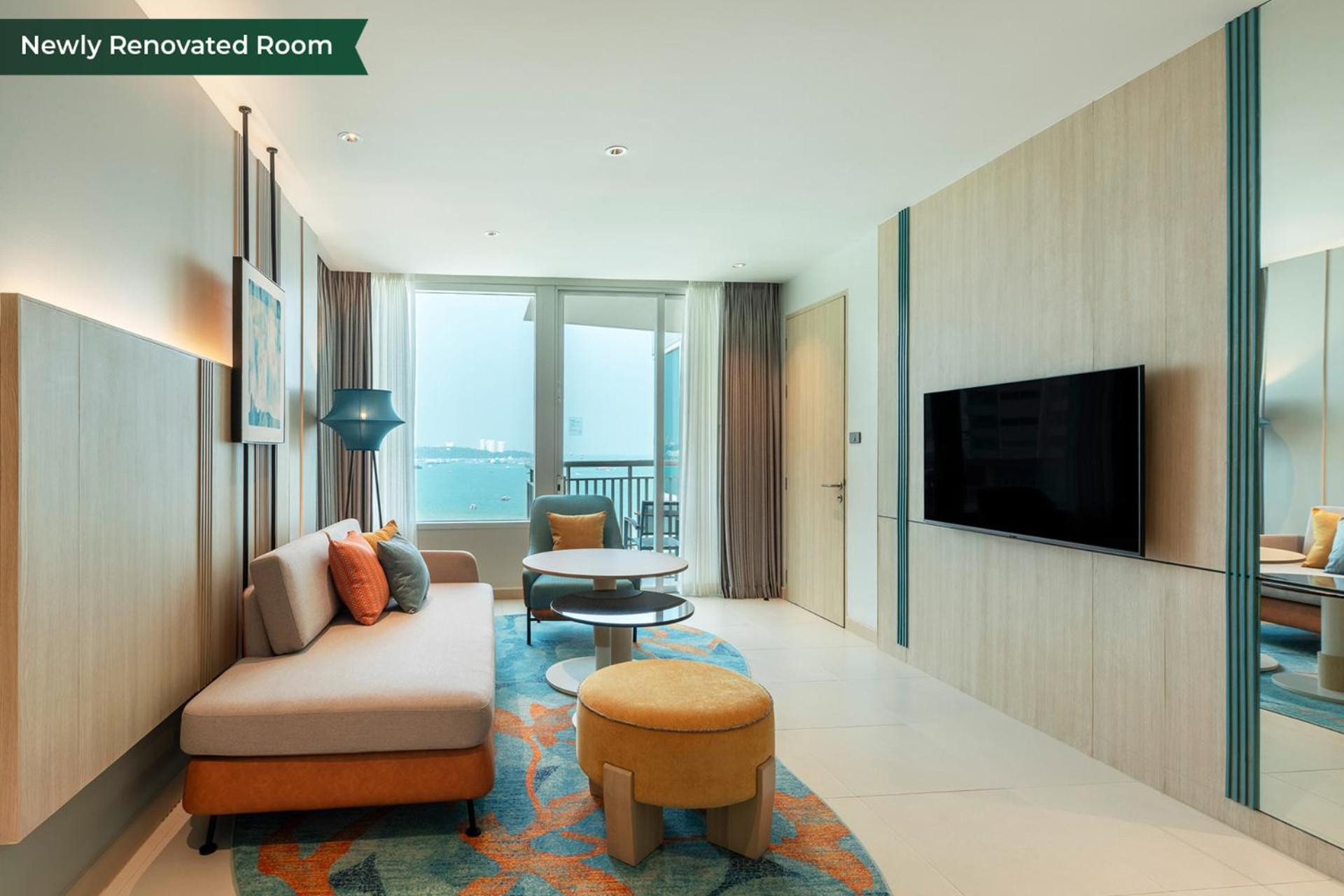 One-Bedroom King Suite with Pattaya Beach View - Bay Tower