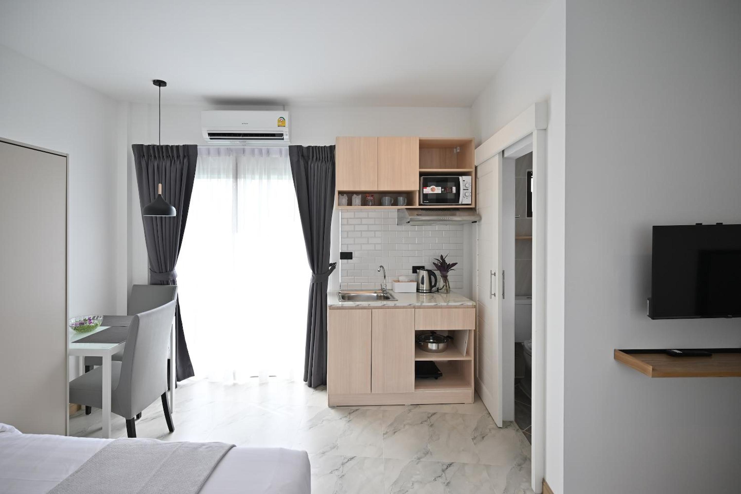 Deluxe Room - Photo 11