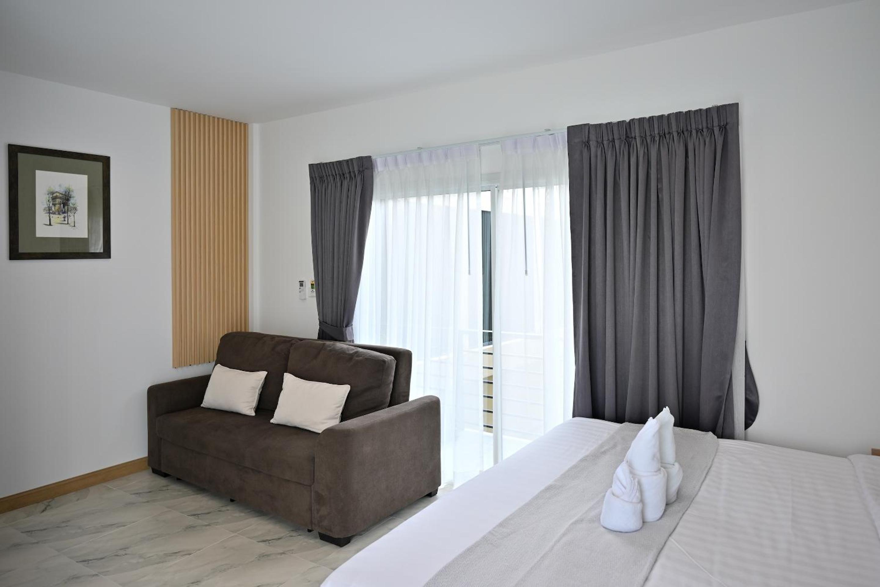 Deluxe Room - Photo 13