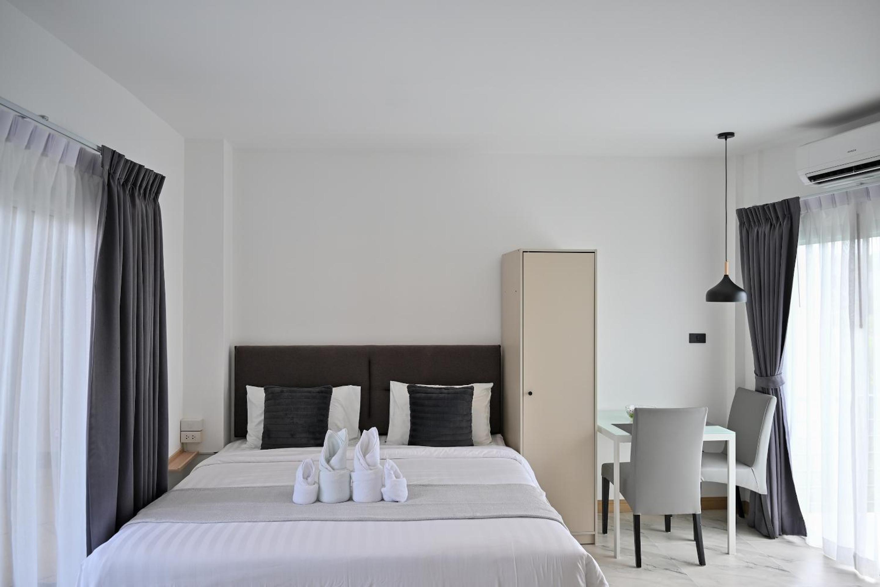 Deluxe Room - Photo 12
