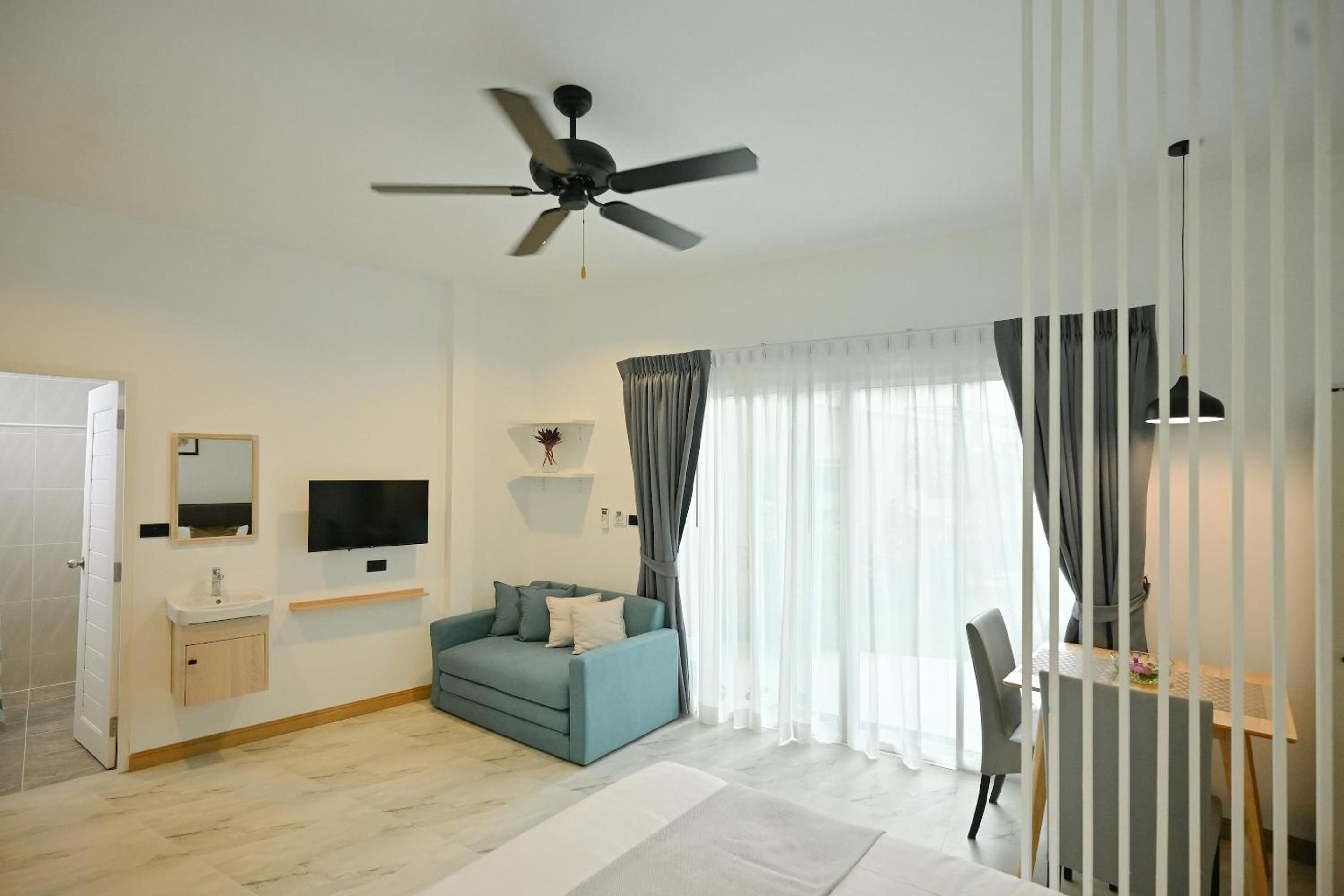 Deluxe Room - Photo 10
