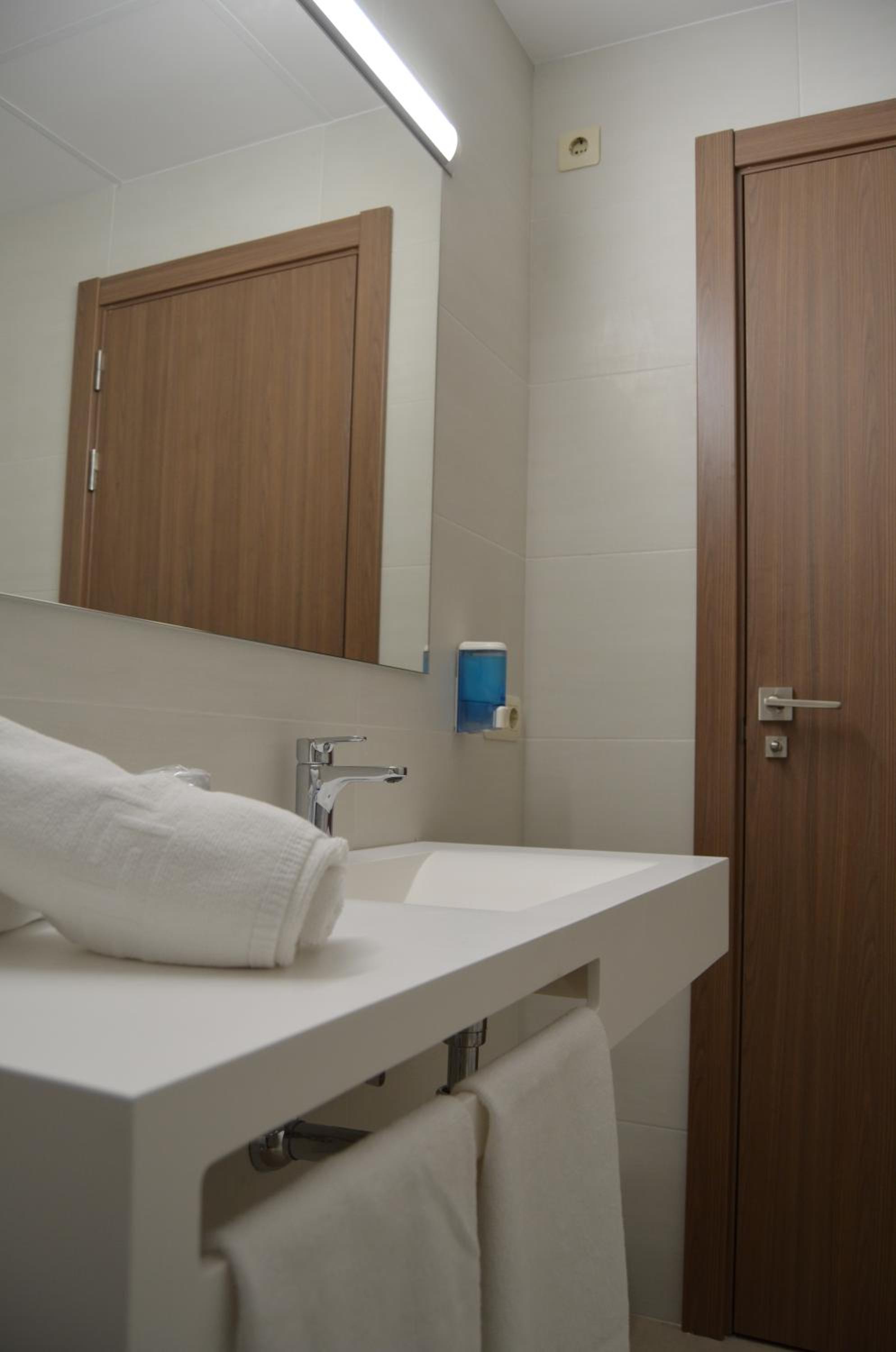 Double or Twin Room - Photo 5