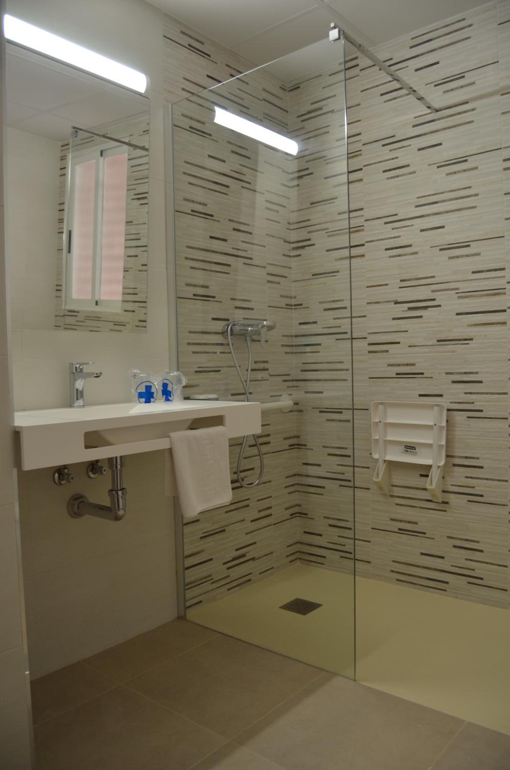 Double or Twin Room - Photo 6