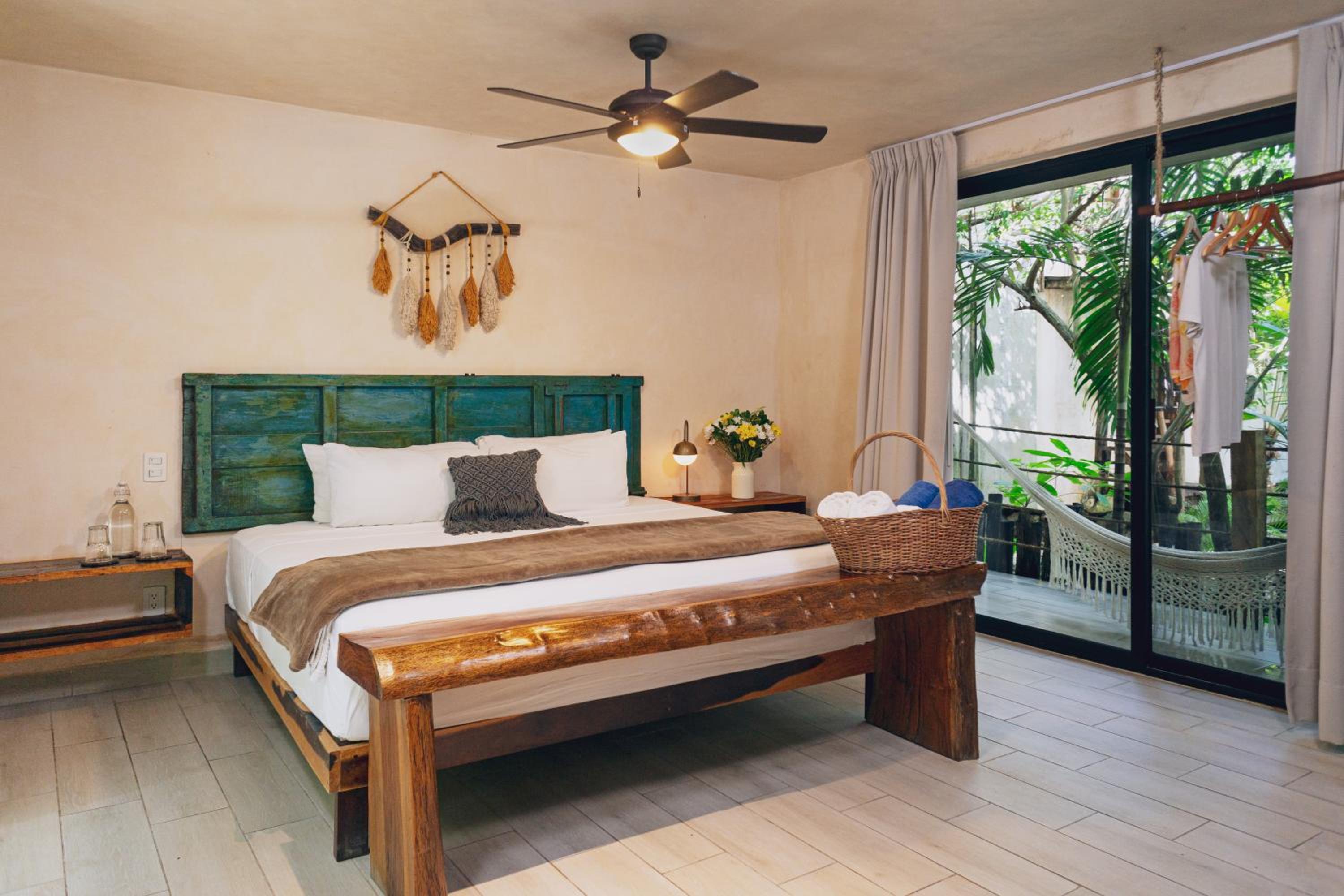 King Room with Balcony - Photo 17