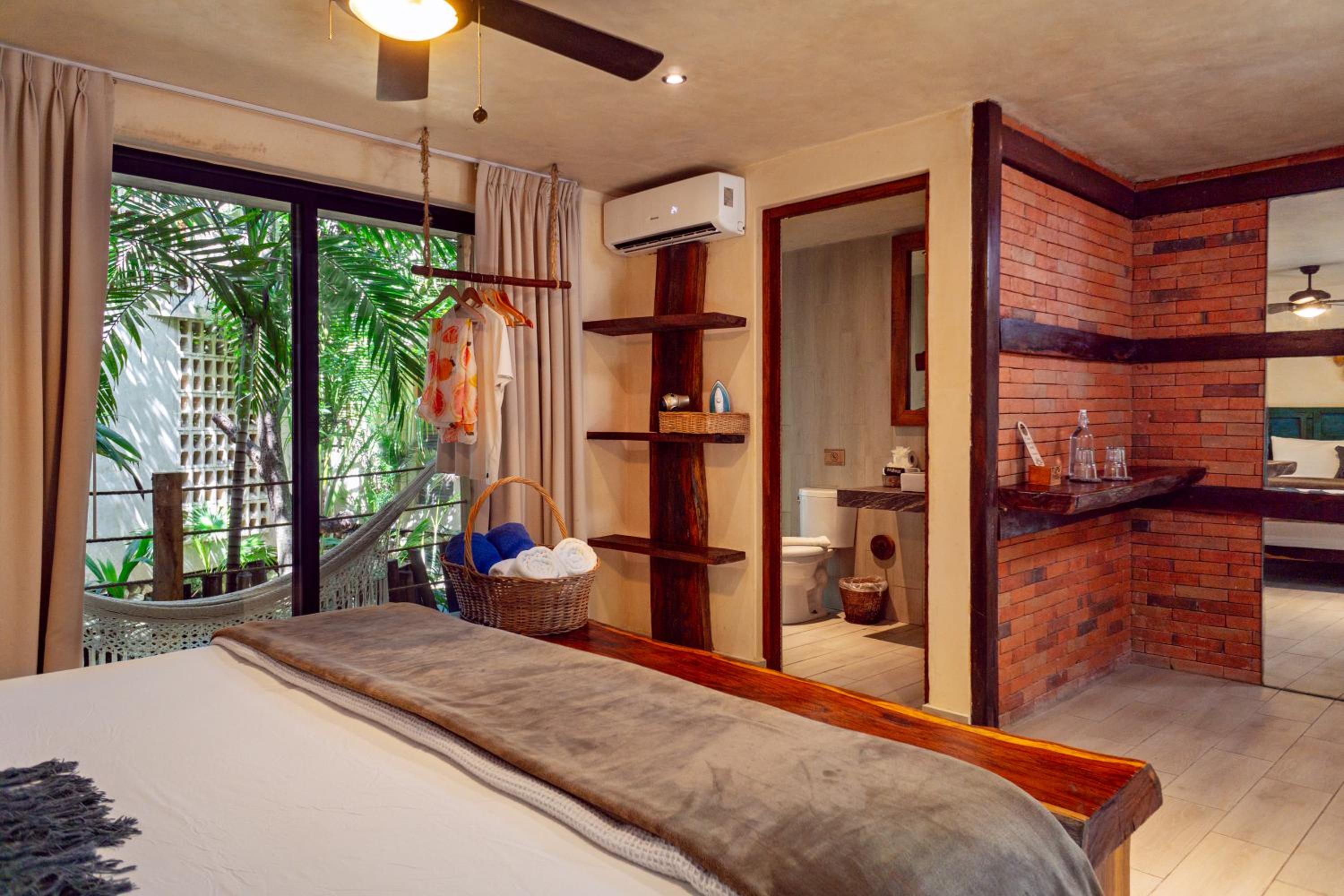 King Room with Balcony - Photo 3