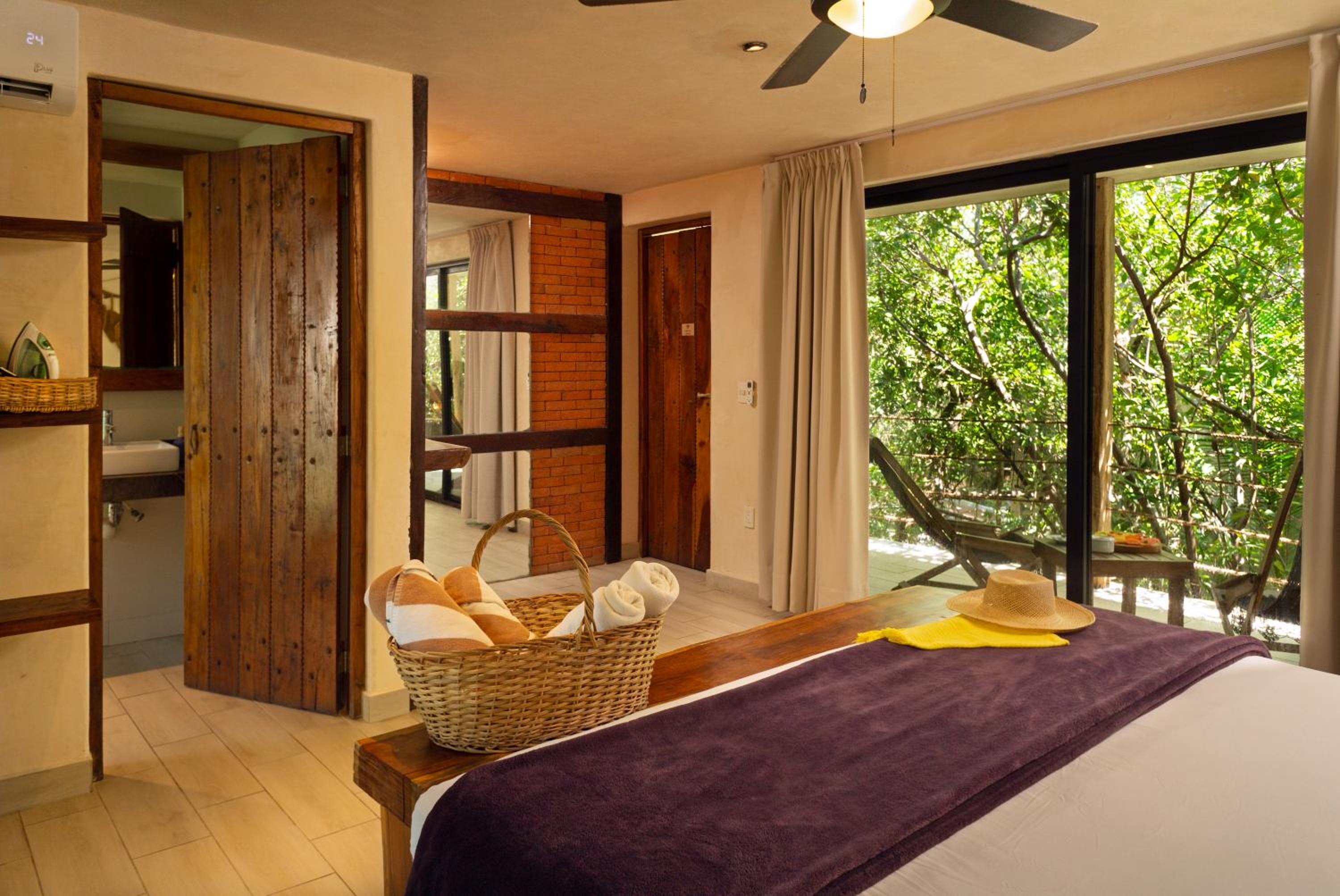 King Room with Balcony - Photo 2