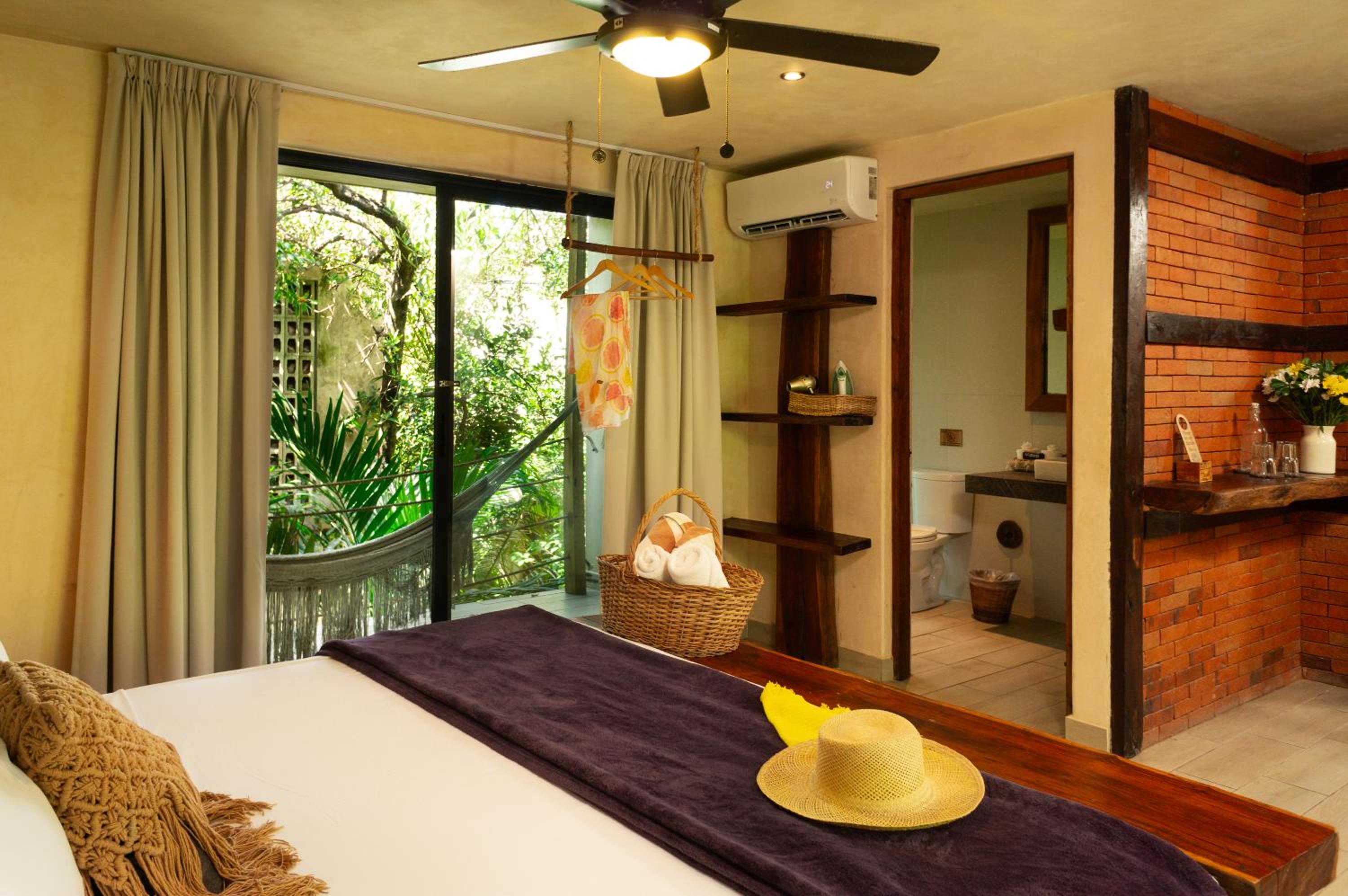 King Room with Balcony - Photo 14
