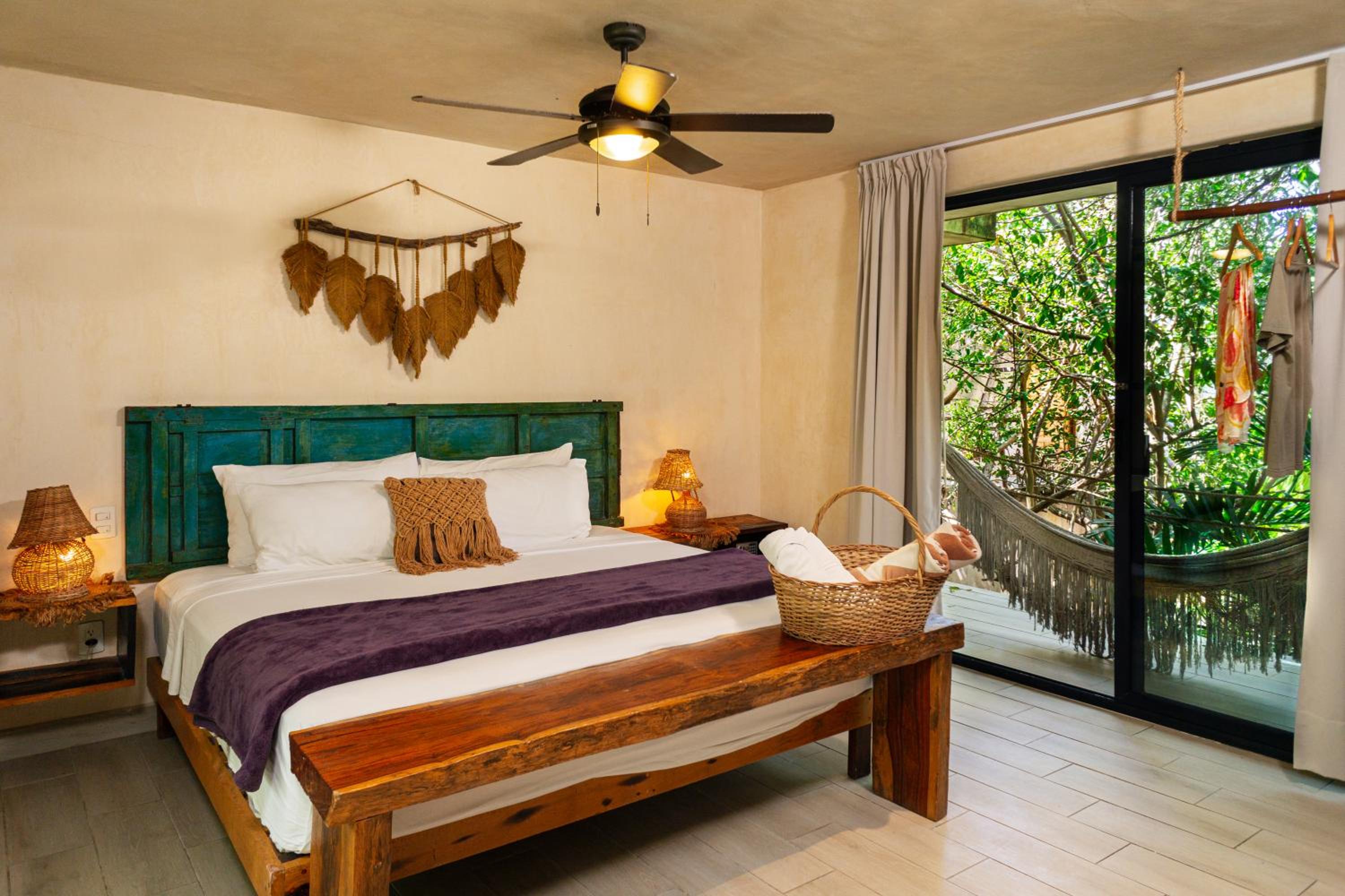 King Room with Balcony - Photo 6