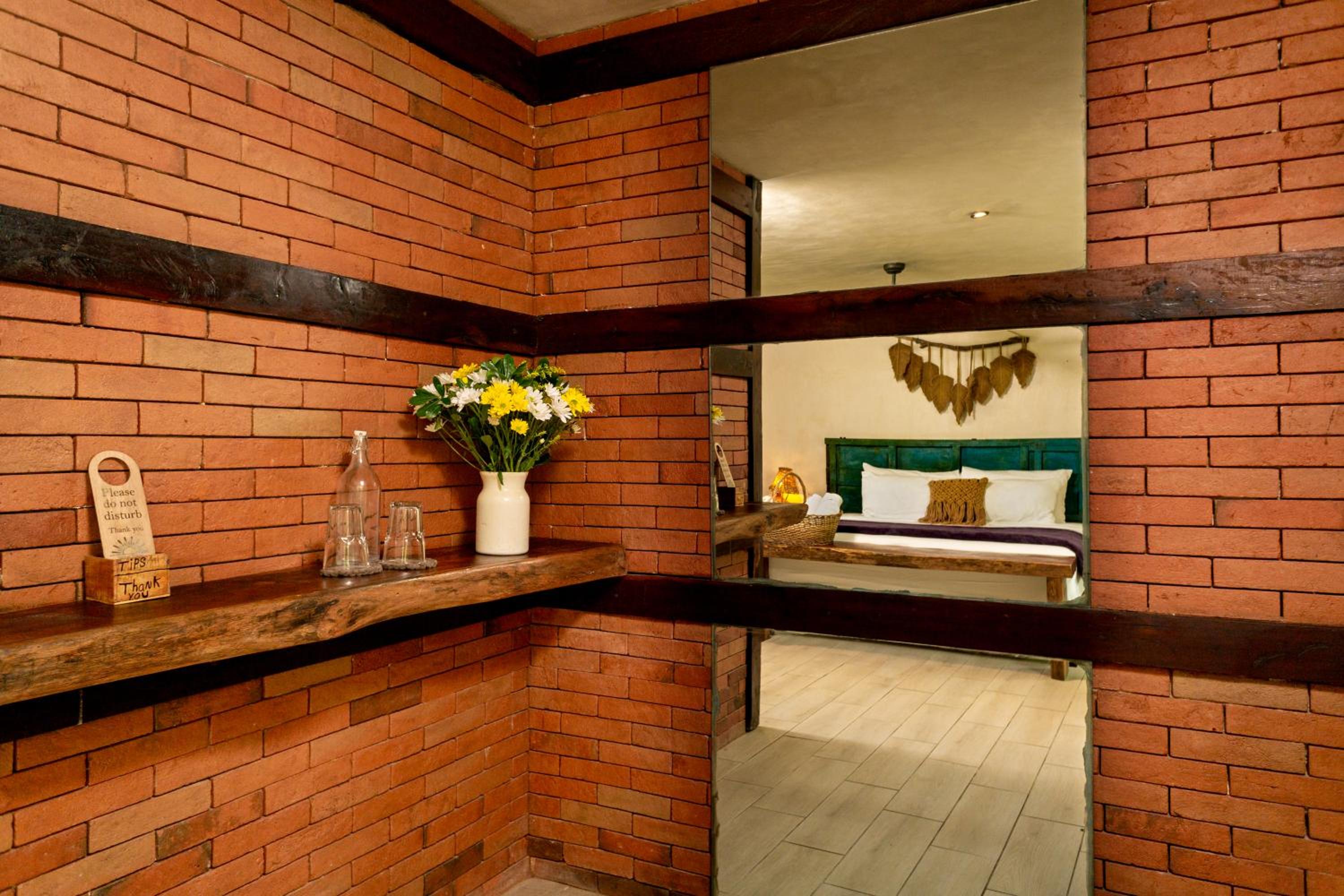 King Room with Balcony - Photo 13