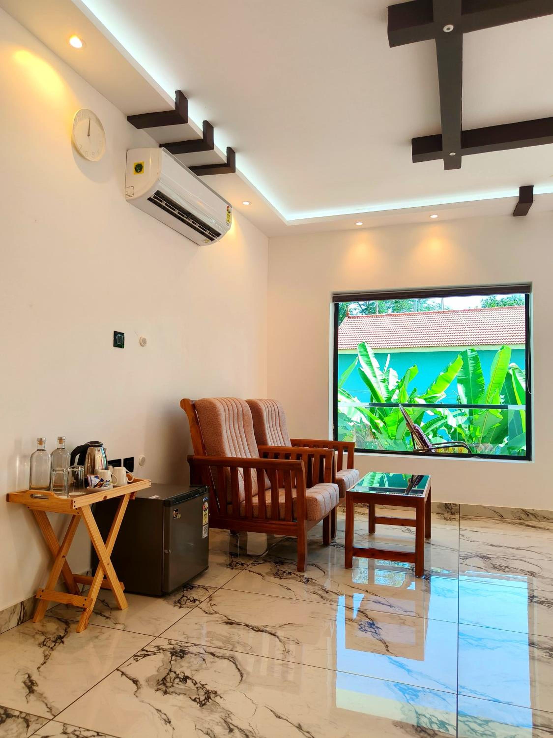King Room with Balcony - Photo 4