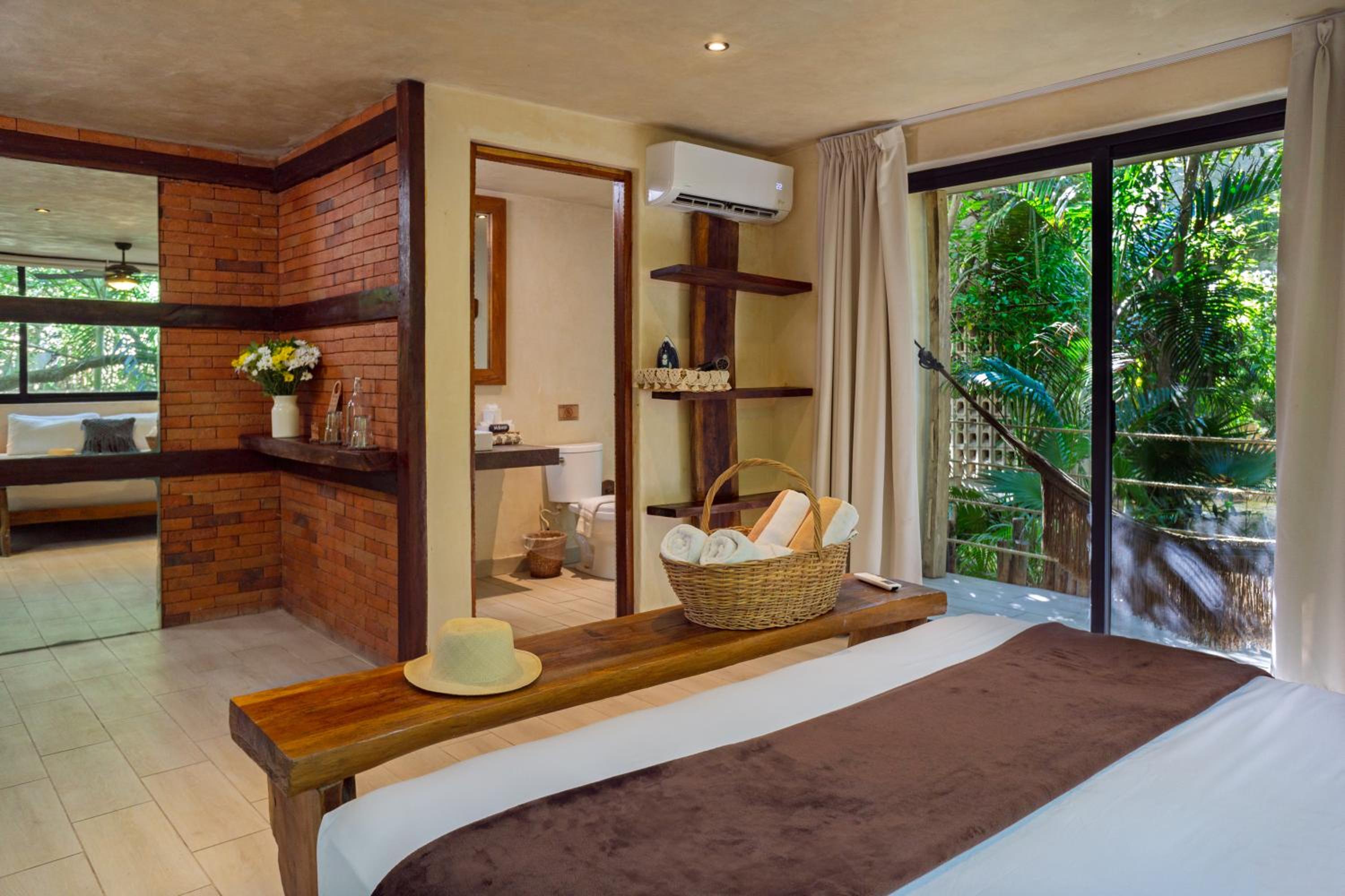 Superior King Room with Balcony - Photo 16