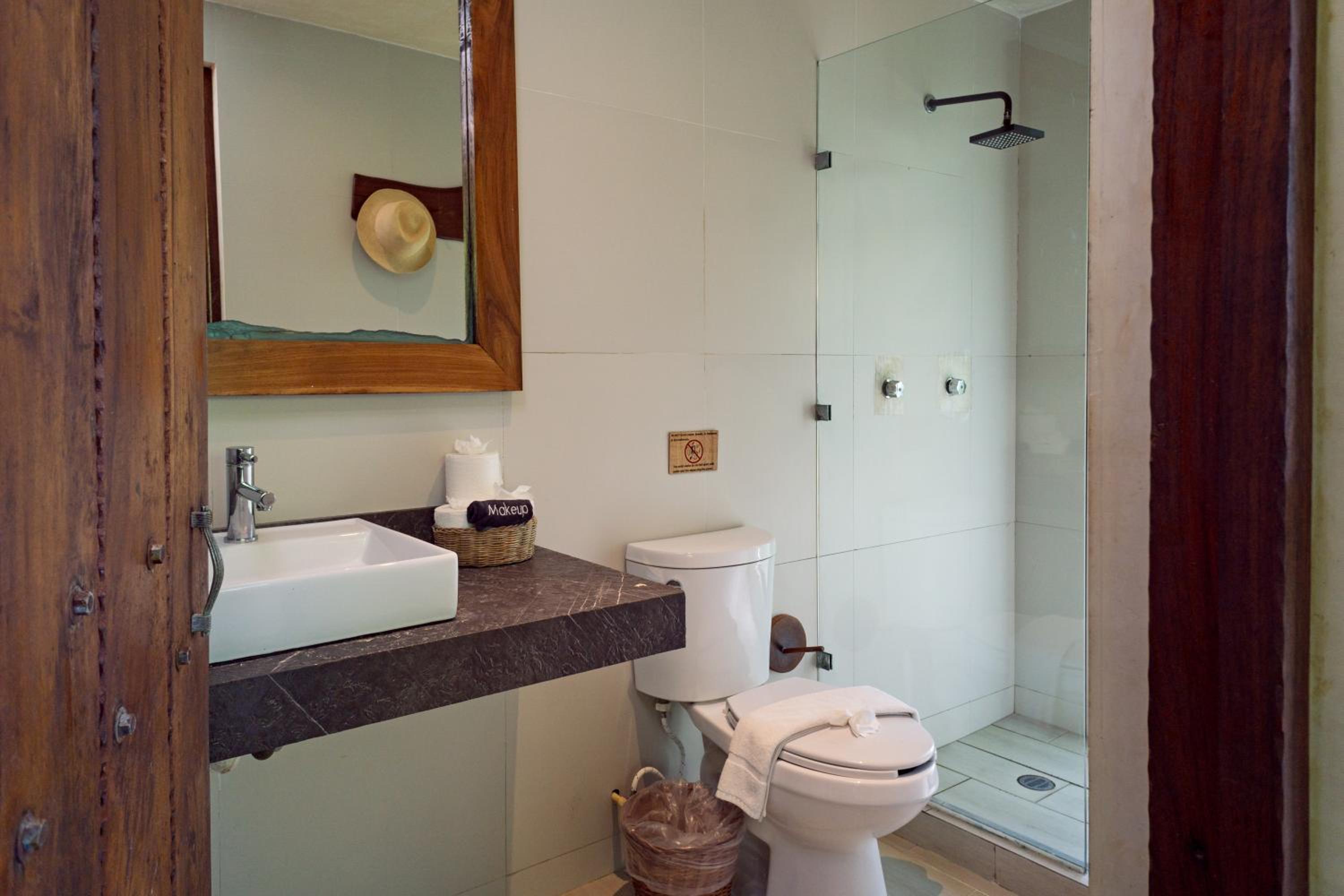 Superior King Room with Balcony - Photo 7