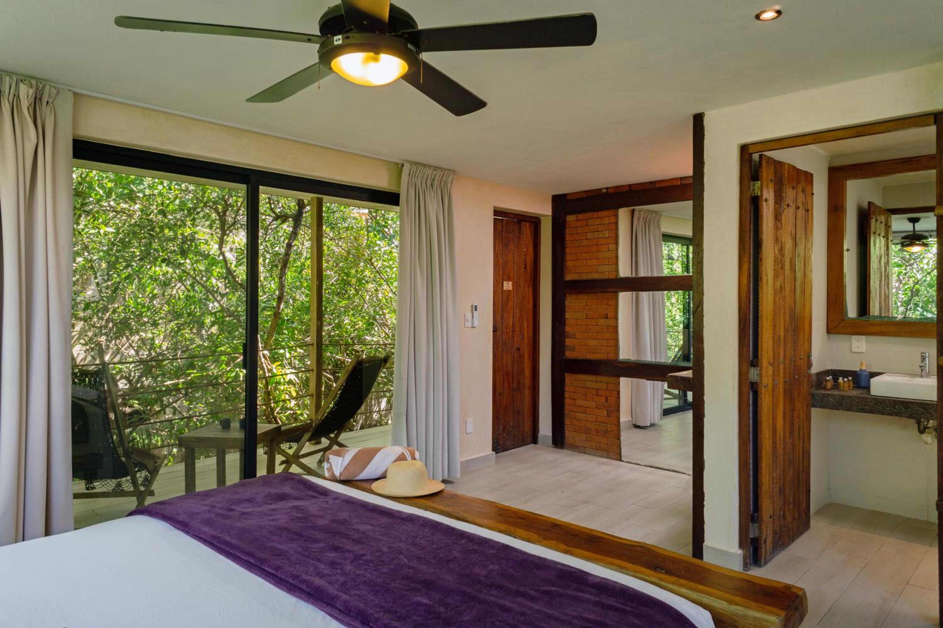Superior King Room with Balcony - Photo 8